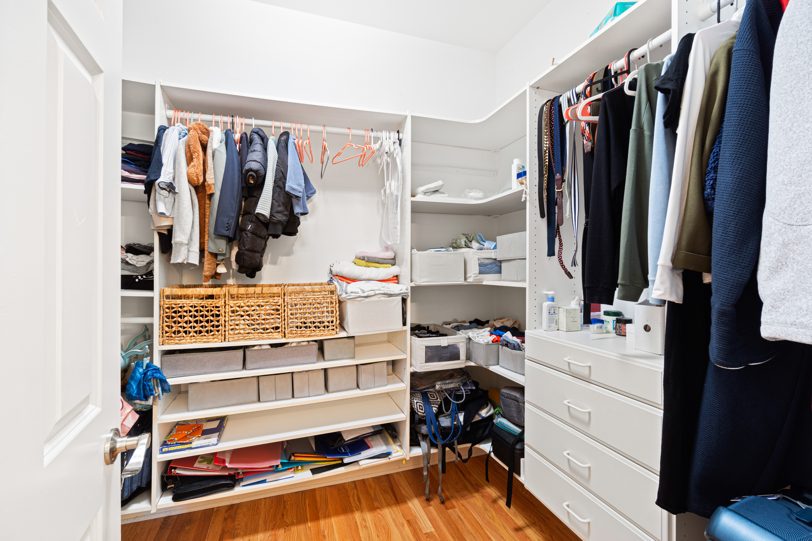 Glenview, Illinois, 60026, United States, 4 Bedrooms Bedrooms, ,4 BathroomsBathrooms,Residential,For Sale,1991544