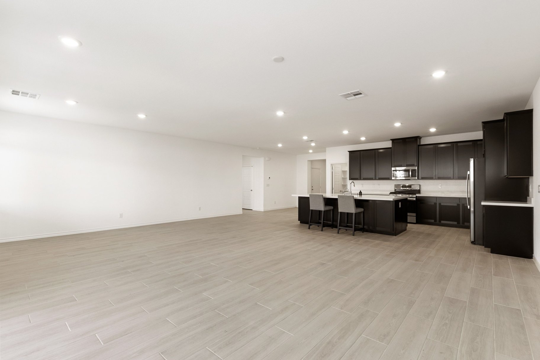 Single Story Home with RV 4 Car Garage Built in 2023 - 物件實景