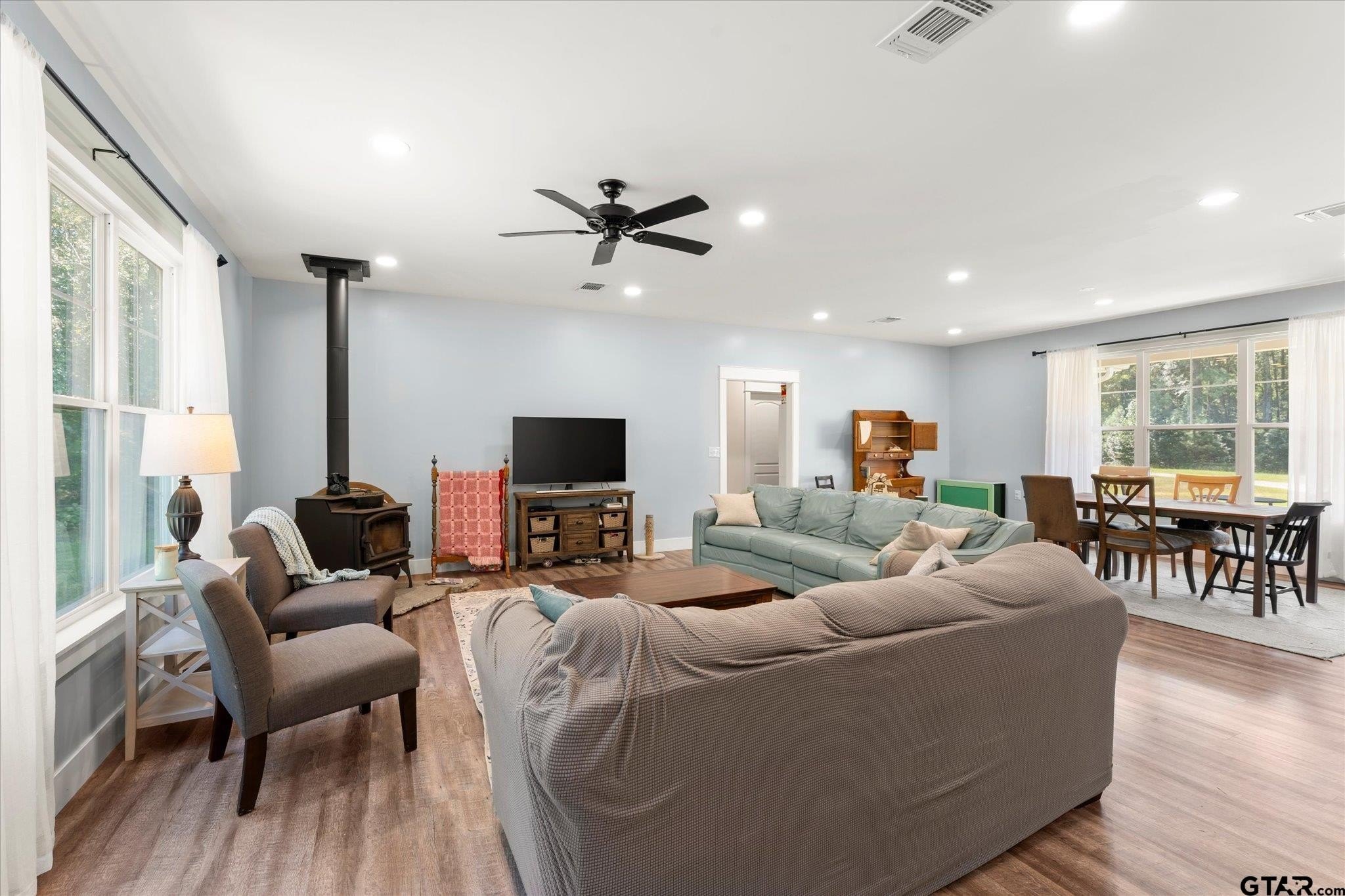 Pittsburg, Texas, 75686, United States, 3 Bedrooms Bedrooms, ,3 BathroomsBathrooms,Residential,For Sale,1937042