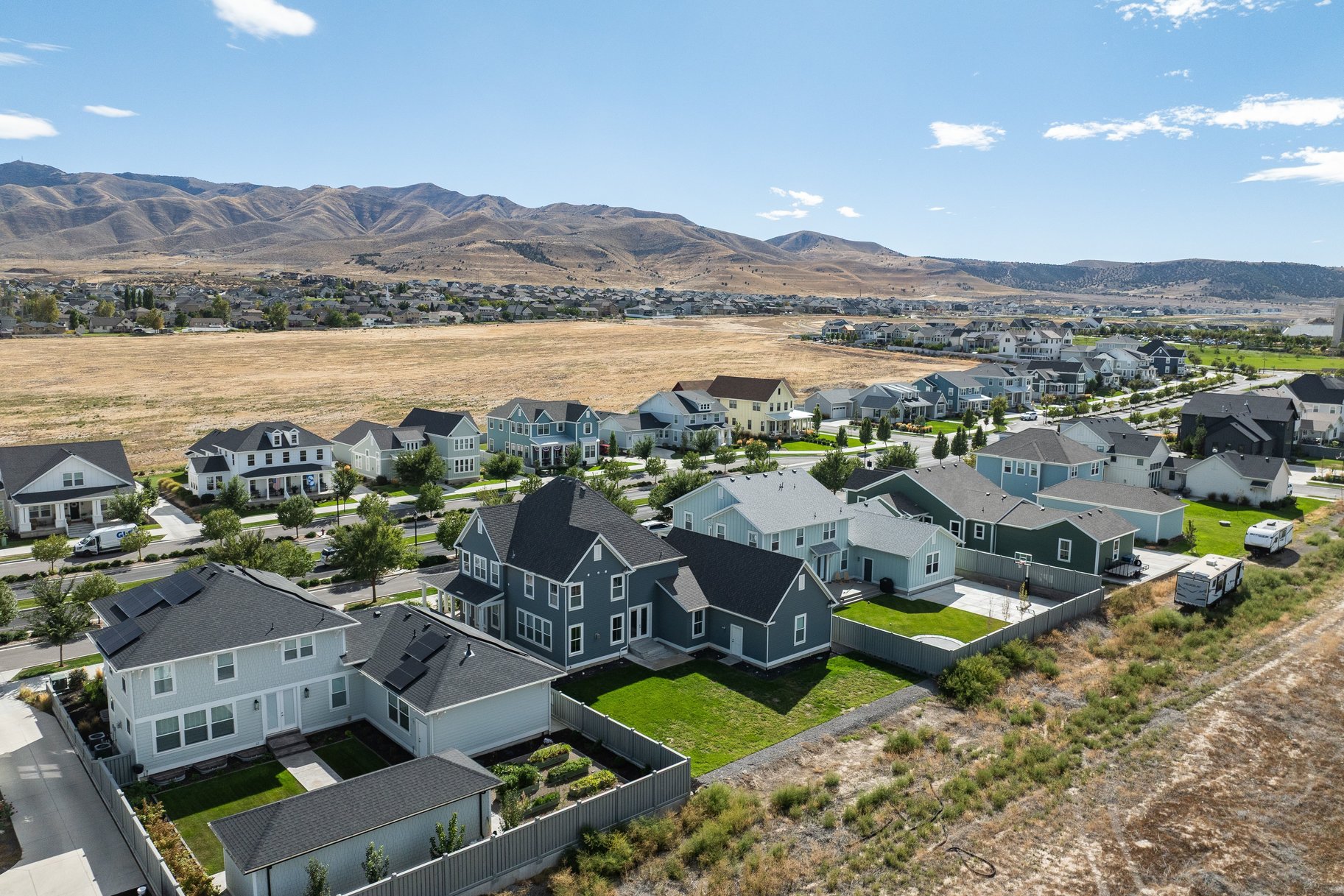  Impeccably Maintained Home with Mountain Views & Four-Car Garage - 物件實景
