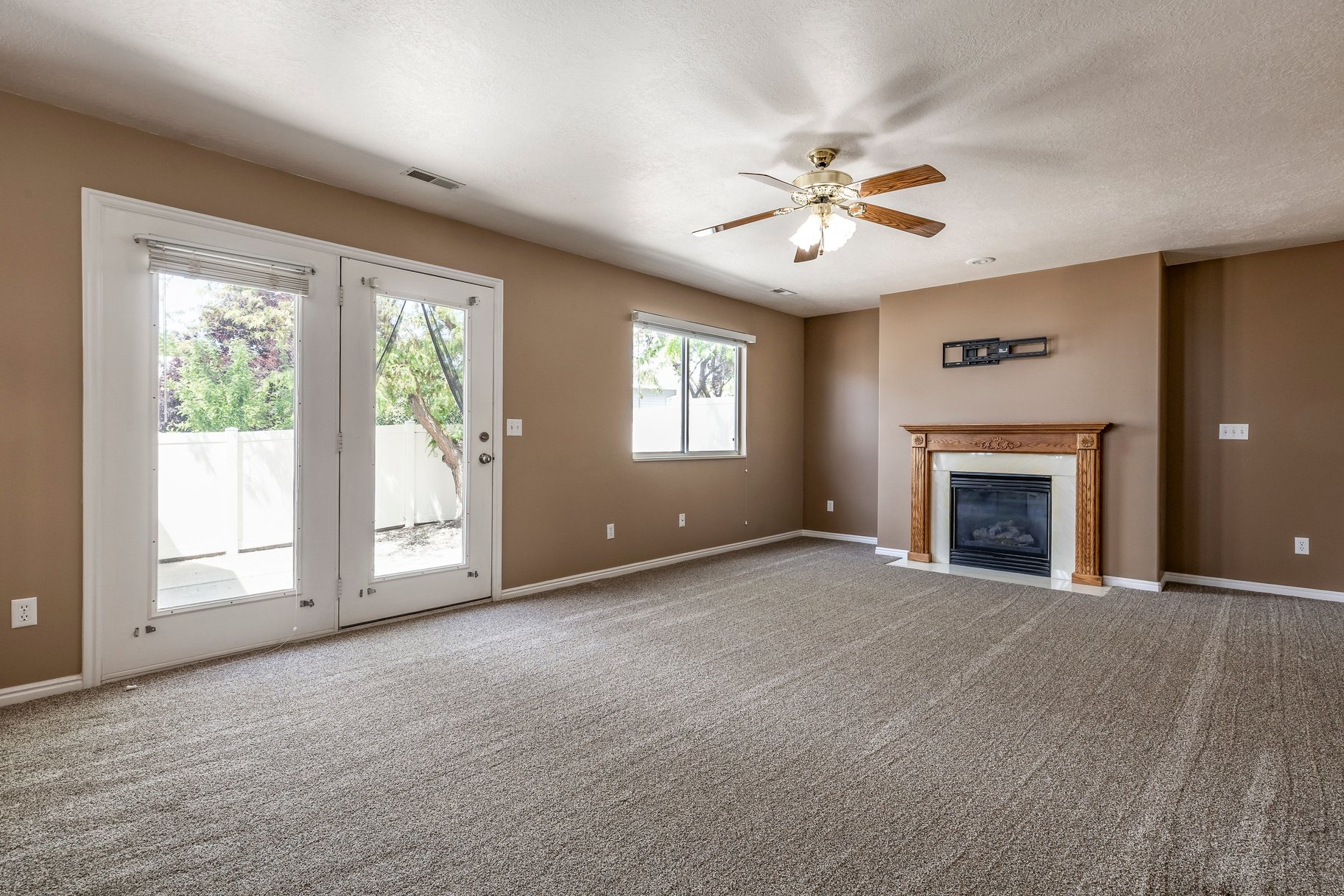  5 Bedroom, 3 Bath Home With One Of North Ogdens Best Porch Views - 物件實景