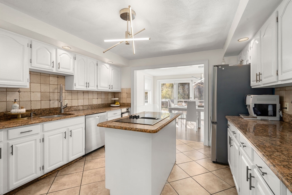 Walpole, Massachusetts, 02081, United States, 4 Bedrooms Bedrooms, ,4 BathroomsBathrooms,Residential,For Sale,1987866