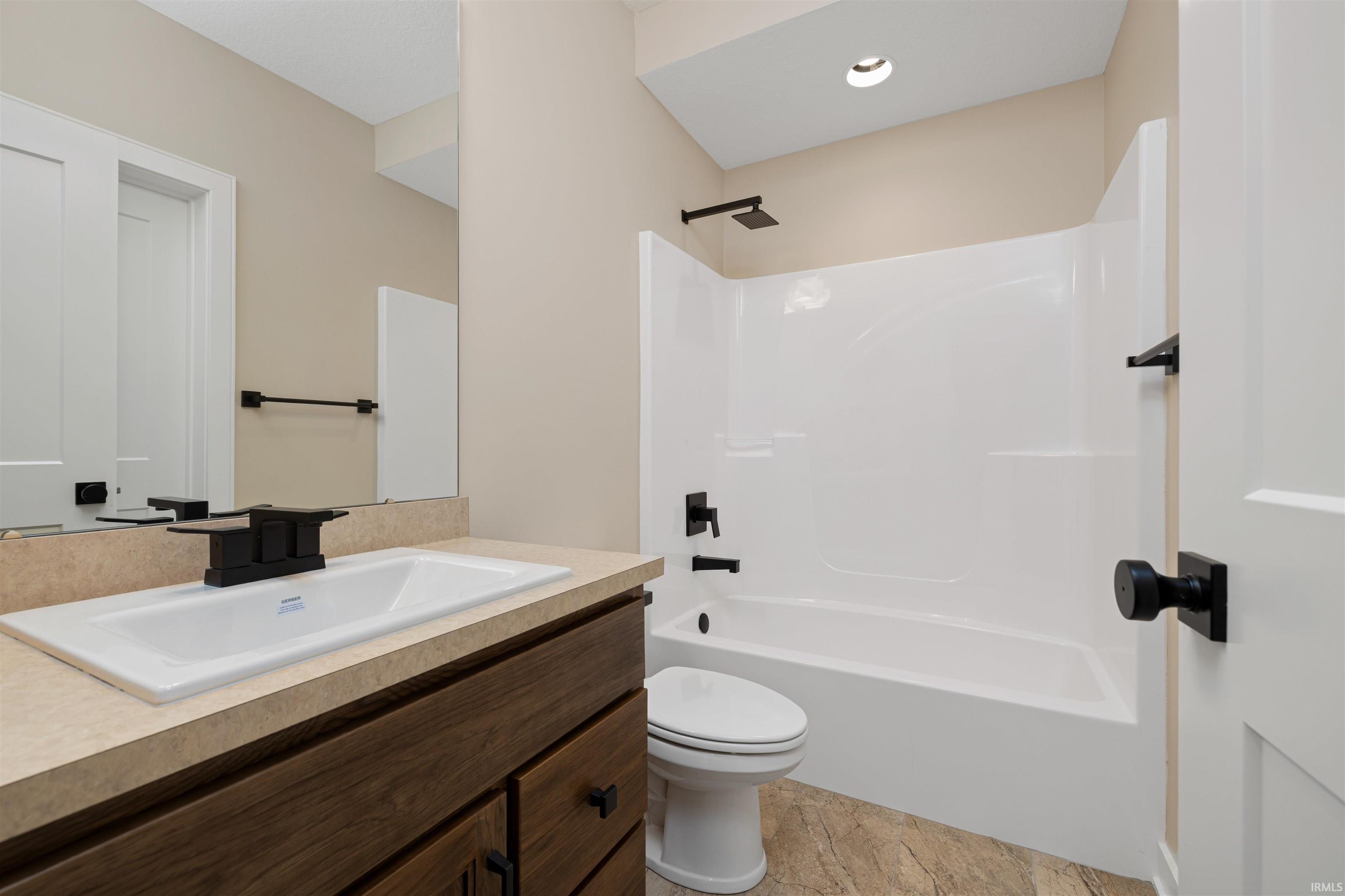 Leo, Indiana, 46765, United States, 5 Bedrooms Bedrooms, ,4 BathroomsBathrooms,Residential,For Sale,1981787