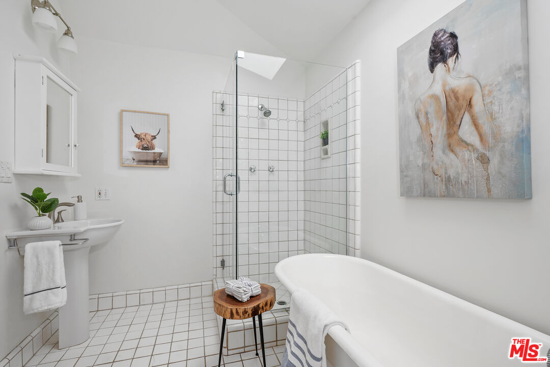 Los Angeles, California, 90077, United States, 2 Bedrooms Bedrooms, ,1 BathroomBathrooms,Residential,For Sale,1938648