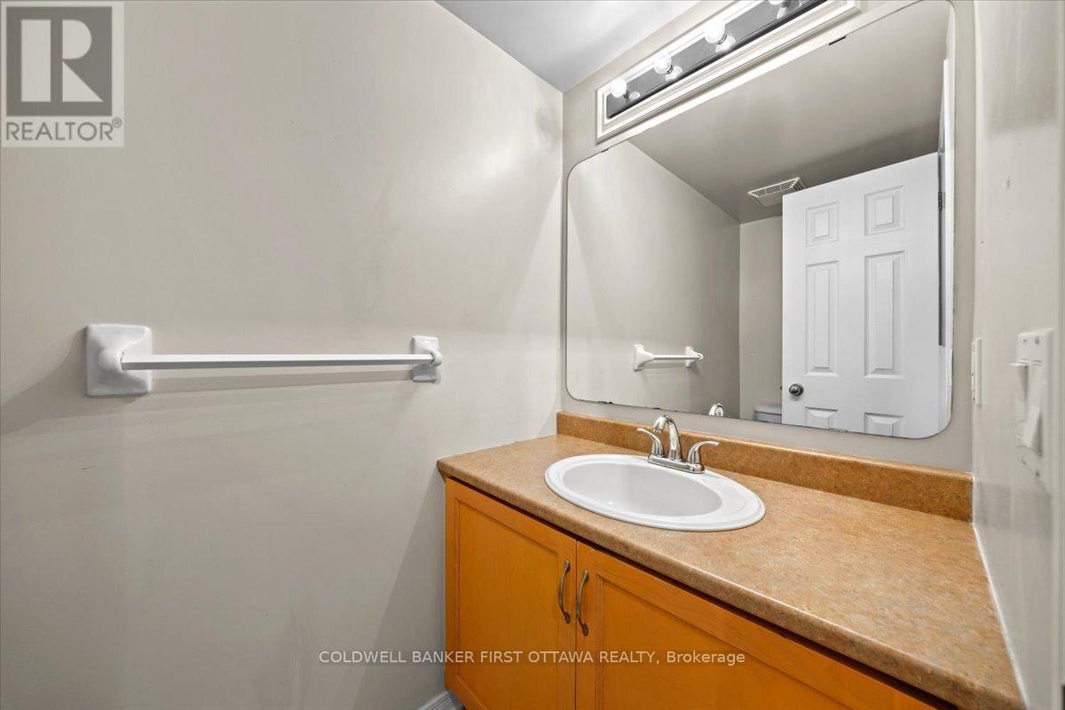 OTTAWA, Ontario, K1J 1J2, CA, 3 Bedrooms Bedrooms, ,1 BathroomBathrooms,Residential,For Sale,1903648