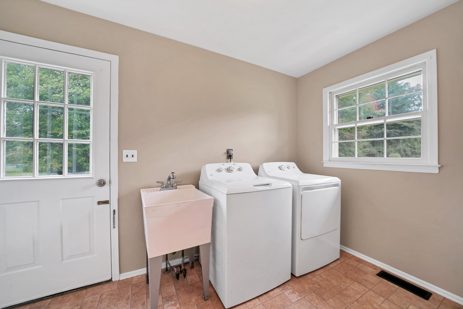  Beautifully Maintained Colonial with Expansive Backyard - 物件實景