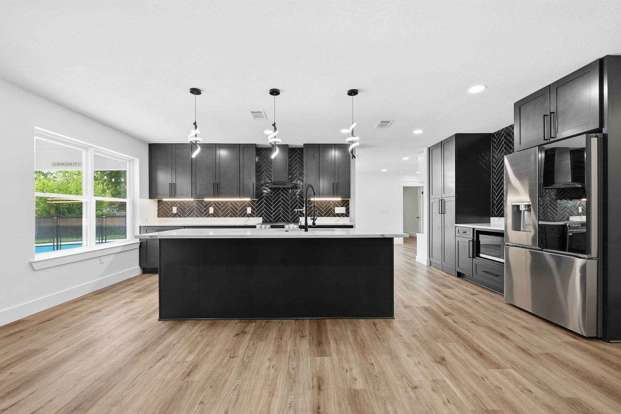  Move-In Ready Pool Home with Thoughtful Modern Updates - 物件實景
