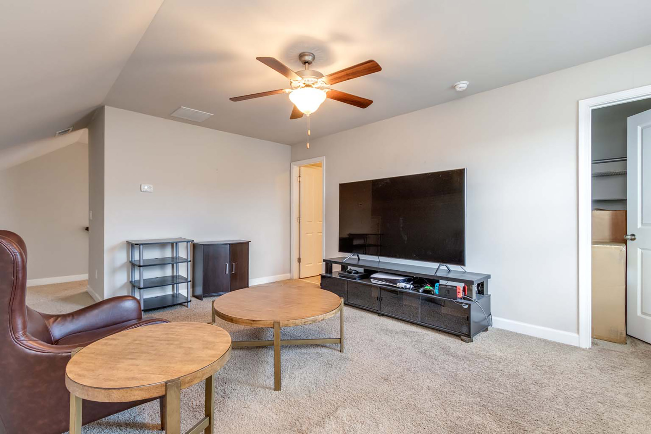  Four-Bedroom Brick Corner Lot in Jamestown - 物件實景