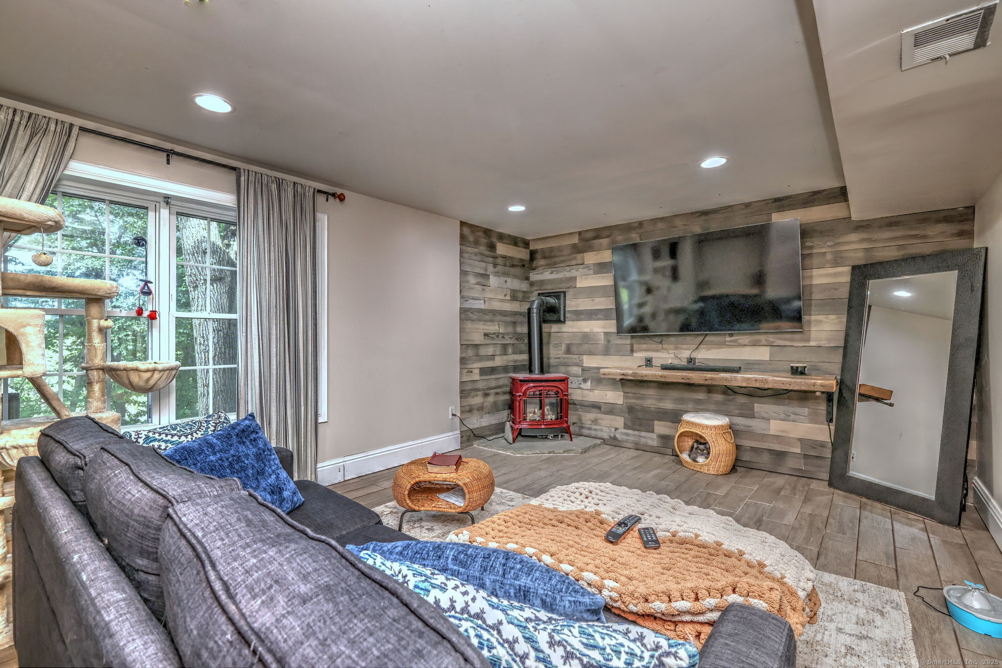 Shelton, Connecticut, 06484, United States, 4 Bedrooms Bedrooms, ,4 BathroomsBathrooms,Residential,For Sale,2001799