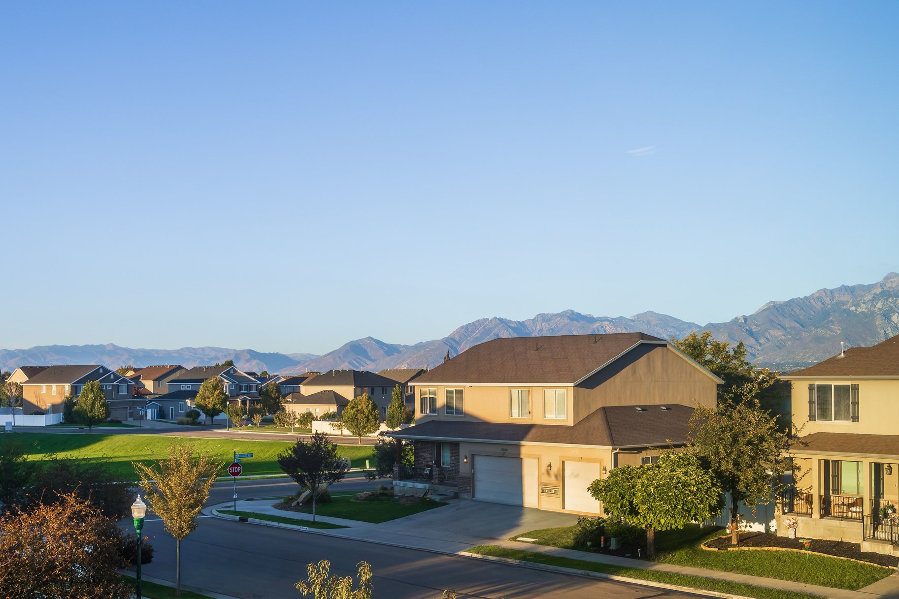  Riverton Corner-Lot Home: 7 Beds, Main-Floor Bedroom, 3-Car Garage & RV Parking - 物件實景