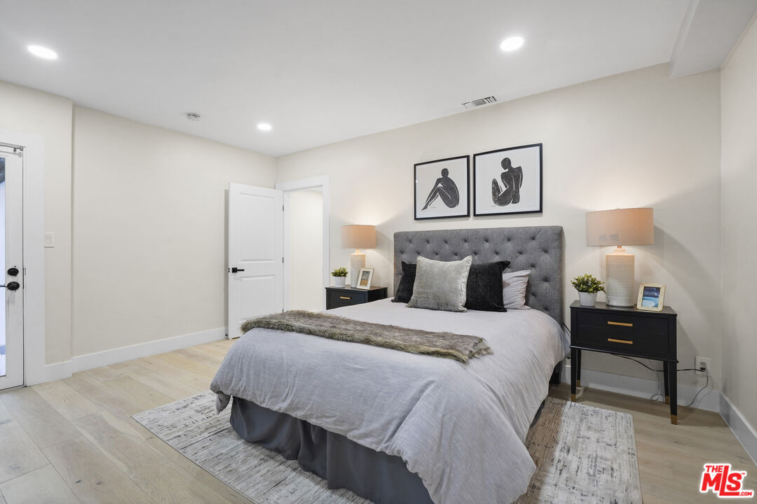 Los Angeles, California, 90068, United States, 5 Bedrooms Bedrooms, ,4 BathroomsBathrooms,Residential,For Sale,1892047