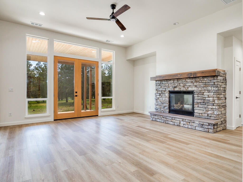 Klamath Falls, Oregon, 97601, United States, 3 Bedrooms Bedrooms, ,3 BathroomsBathrooms,Residential,For Sale,1991237