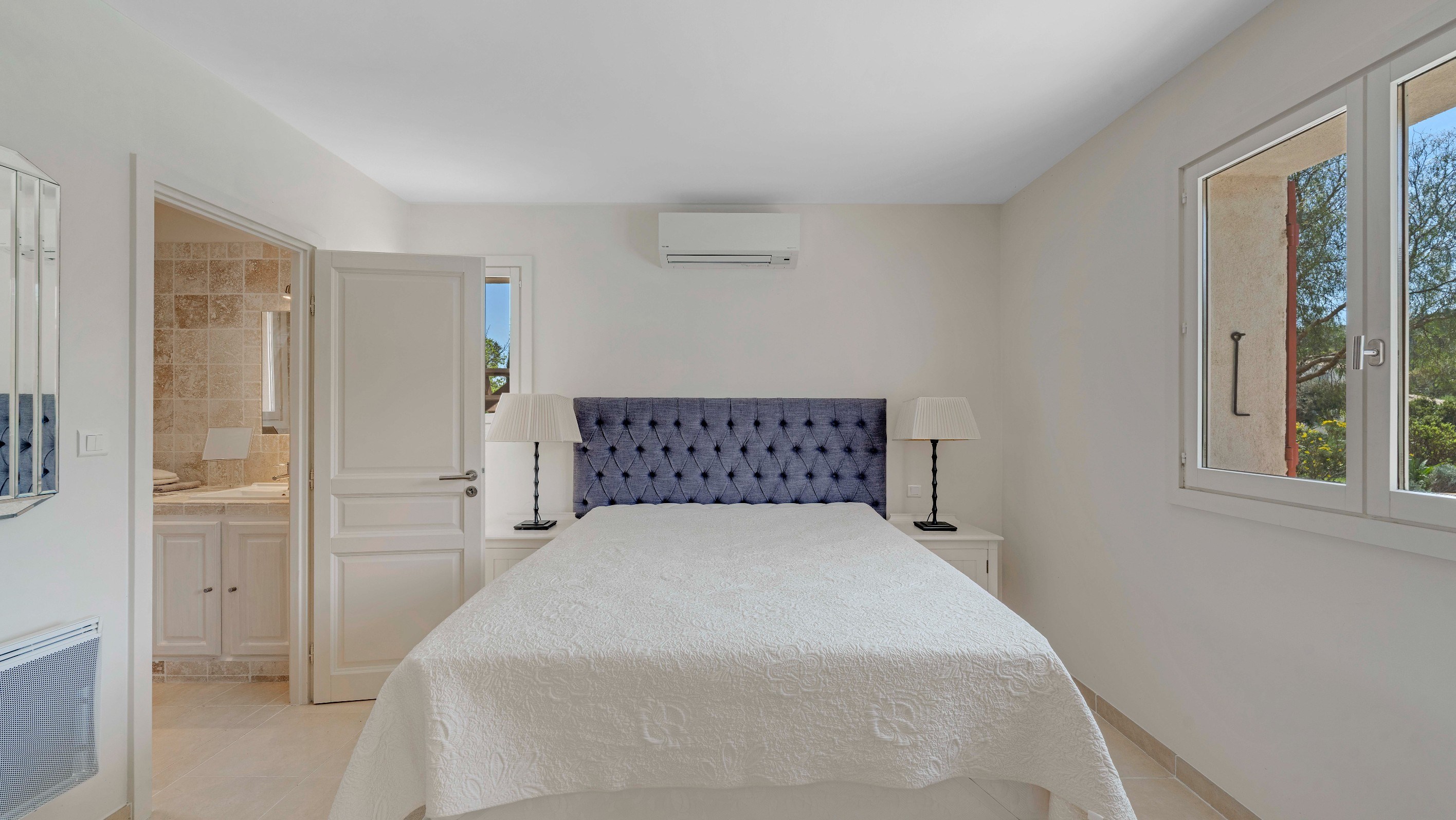  Highly sought-after private estate: contemporary villa close to the Beauvallon … - 物件實景