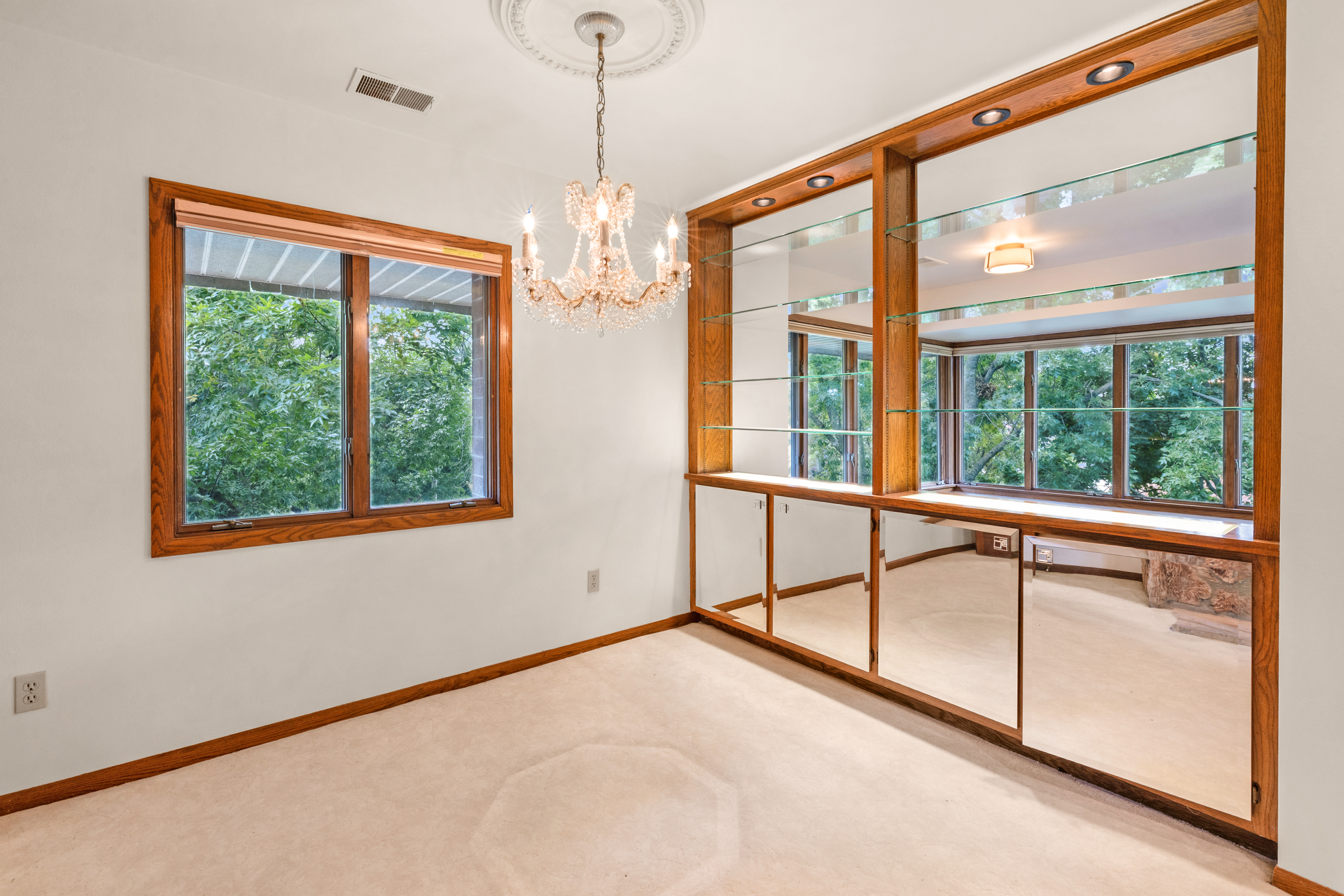  Hidden Urban Oasis: Two-Bedroom Condo with Pool & 2 Parking Spaces - 物件實景