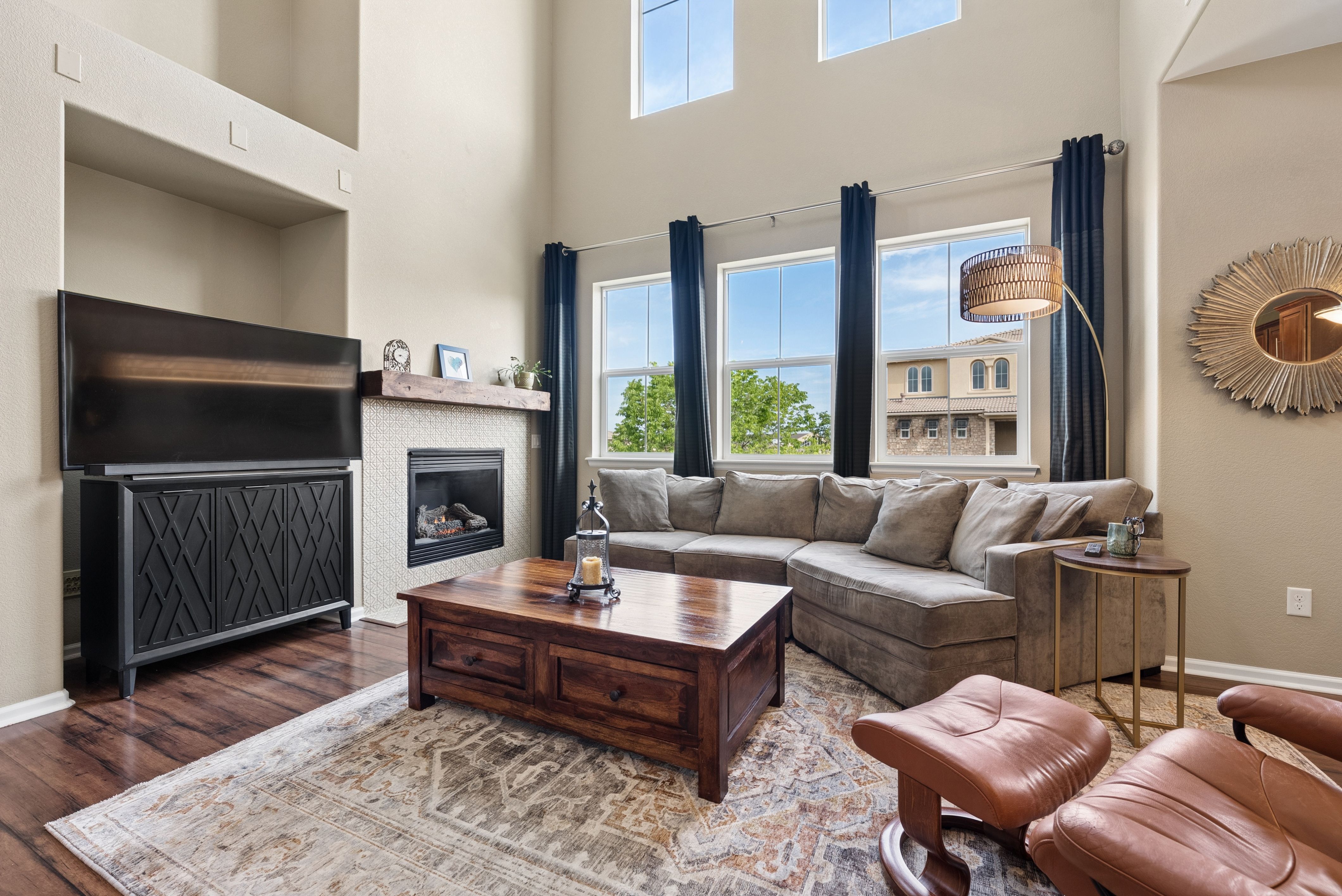  Beautifully Positioned On Premium Lot And Breathtaking Mountain Views - 物件實景