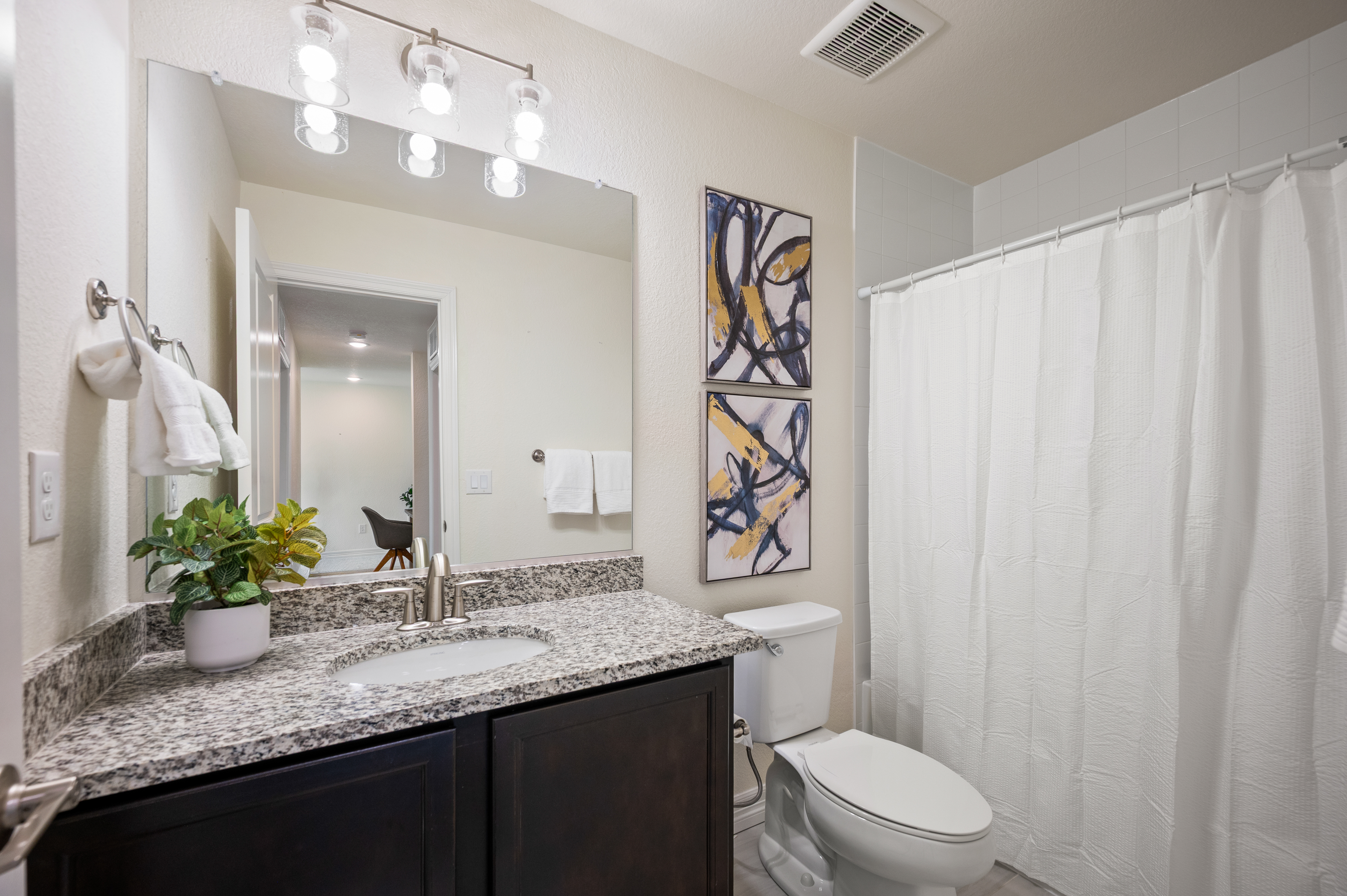  Beautifully Designed Townhome Featuring an Open & Inviting Floor Plan - 物件實景