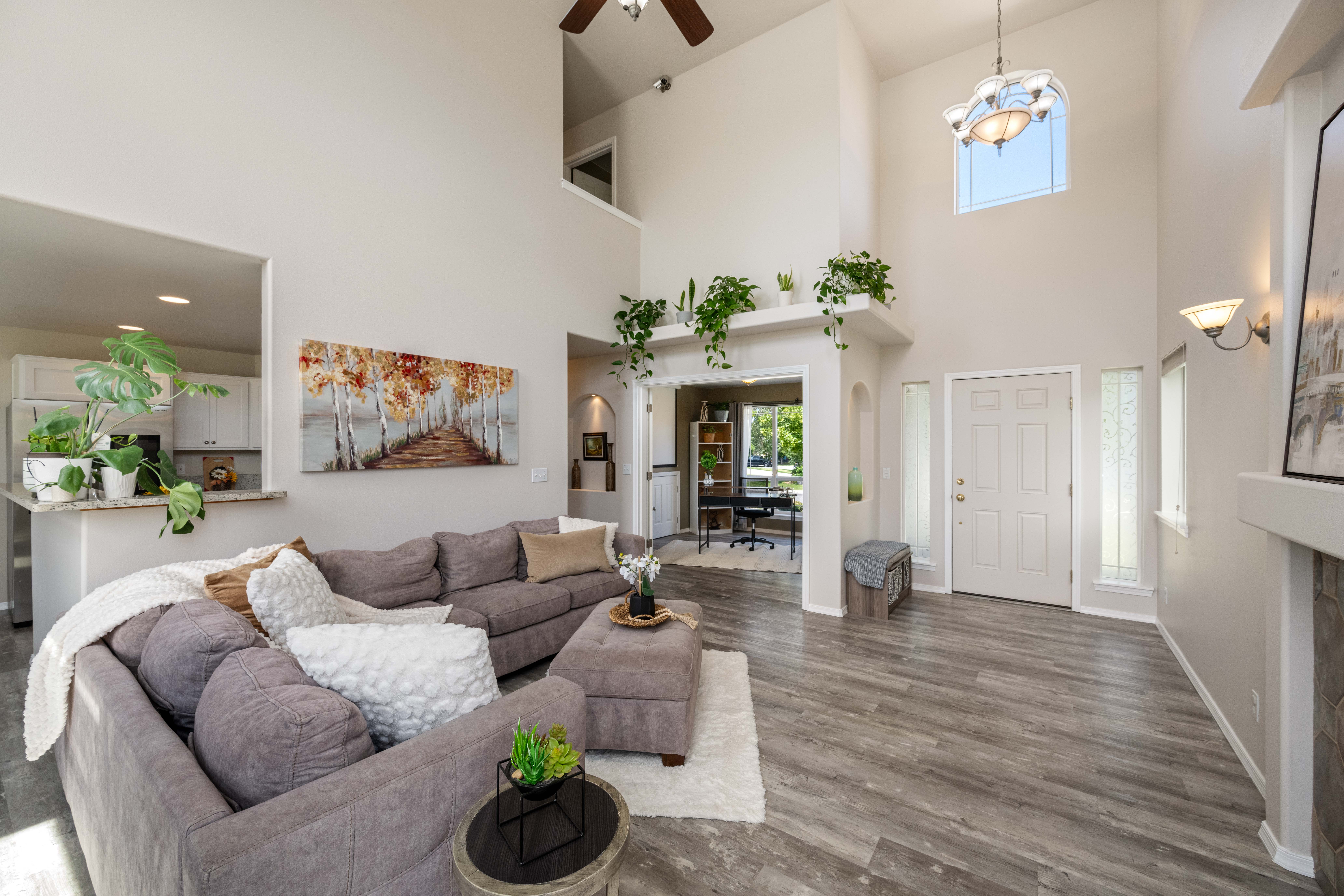  4+ Bedrooms with 3 car garage in Creekstone - 物件實景