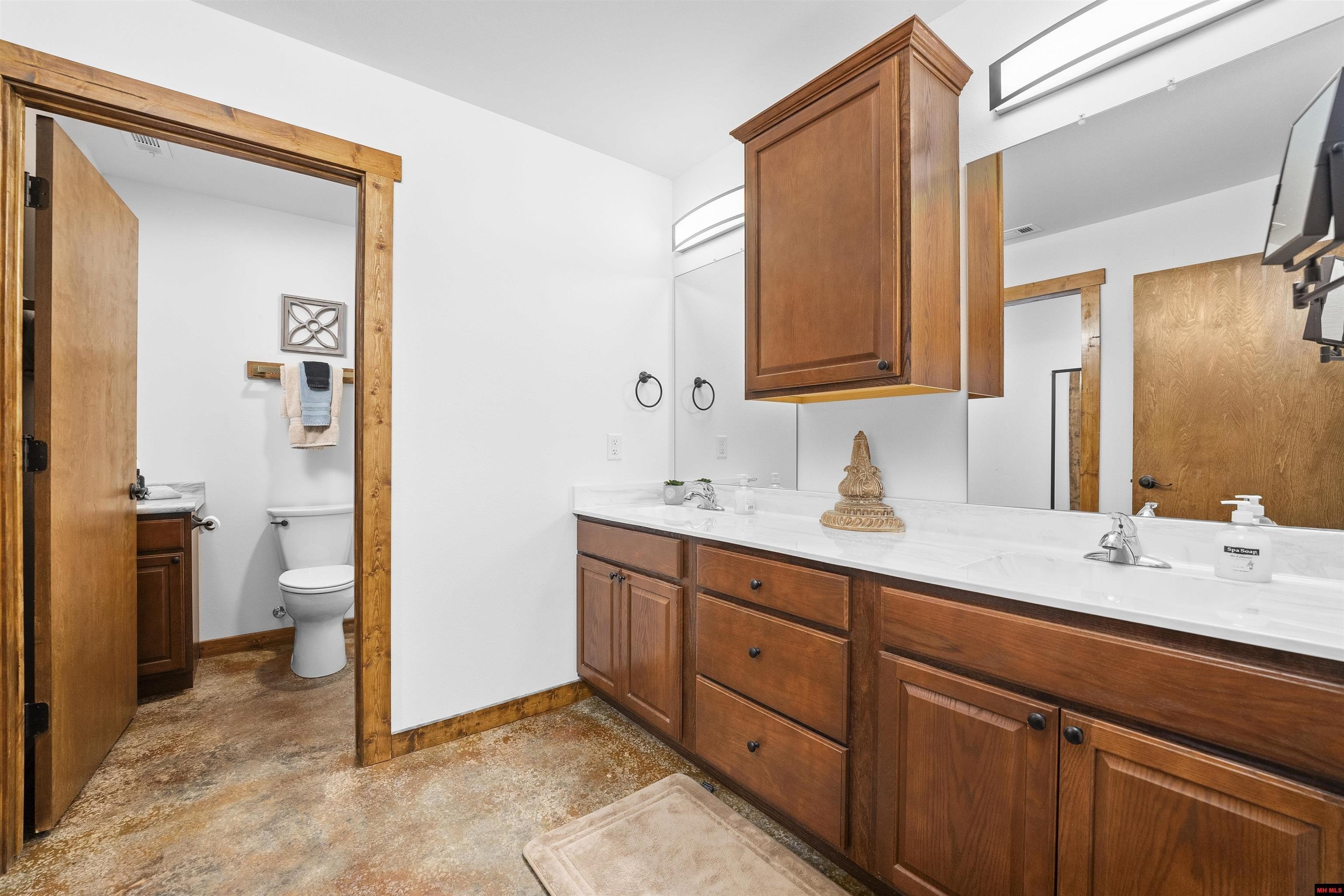 Norfork, Arkansas, 72658, United States, 4 Bedrooms Bedrooms, ,4 BathroomsBathrooms,Residential,For Sale,1976575