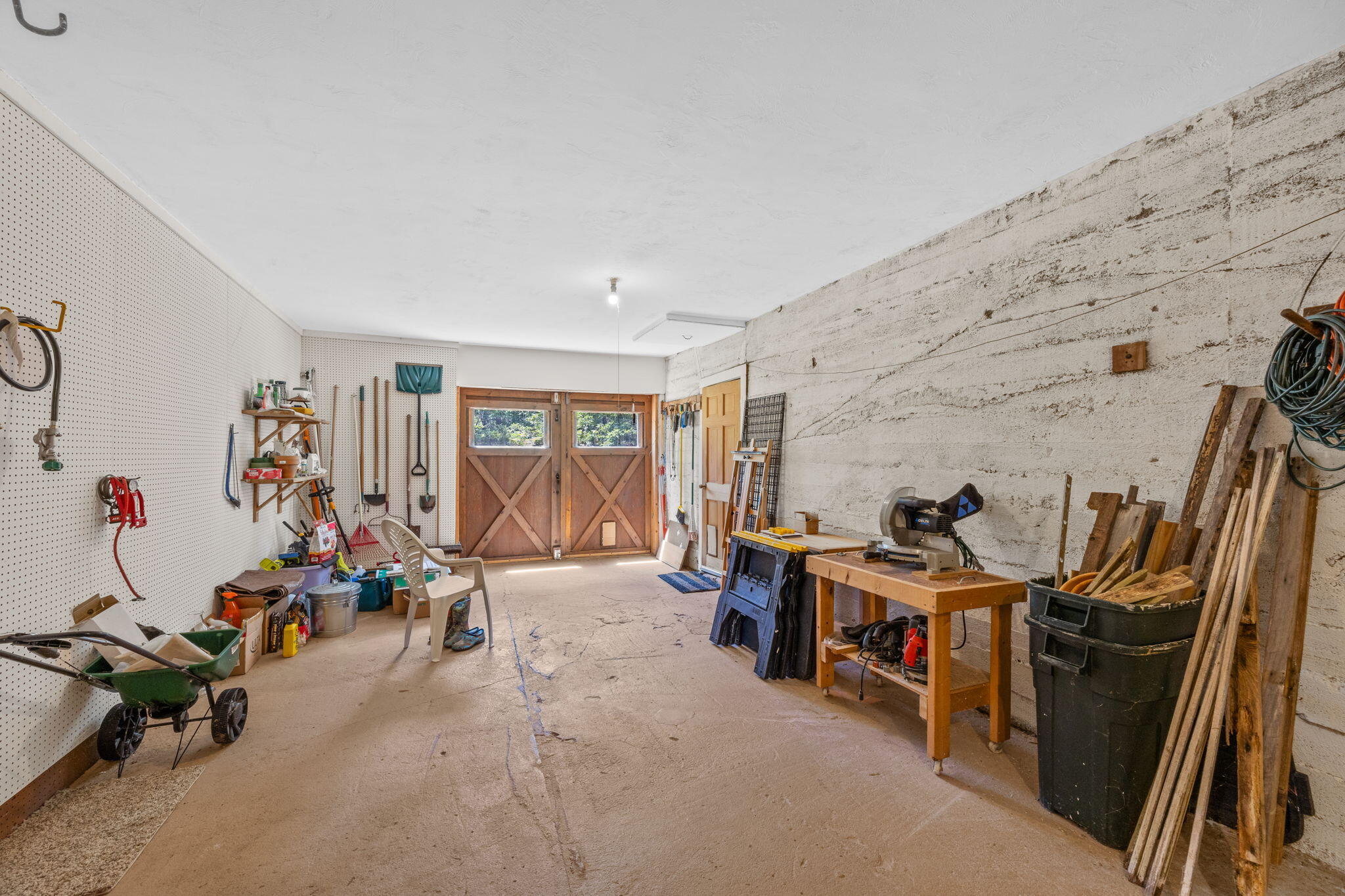 Move-In Ready Comfort on a Beautifully Wooded Acre-Plus Setting - 物件實景