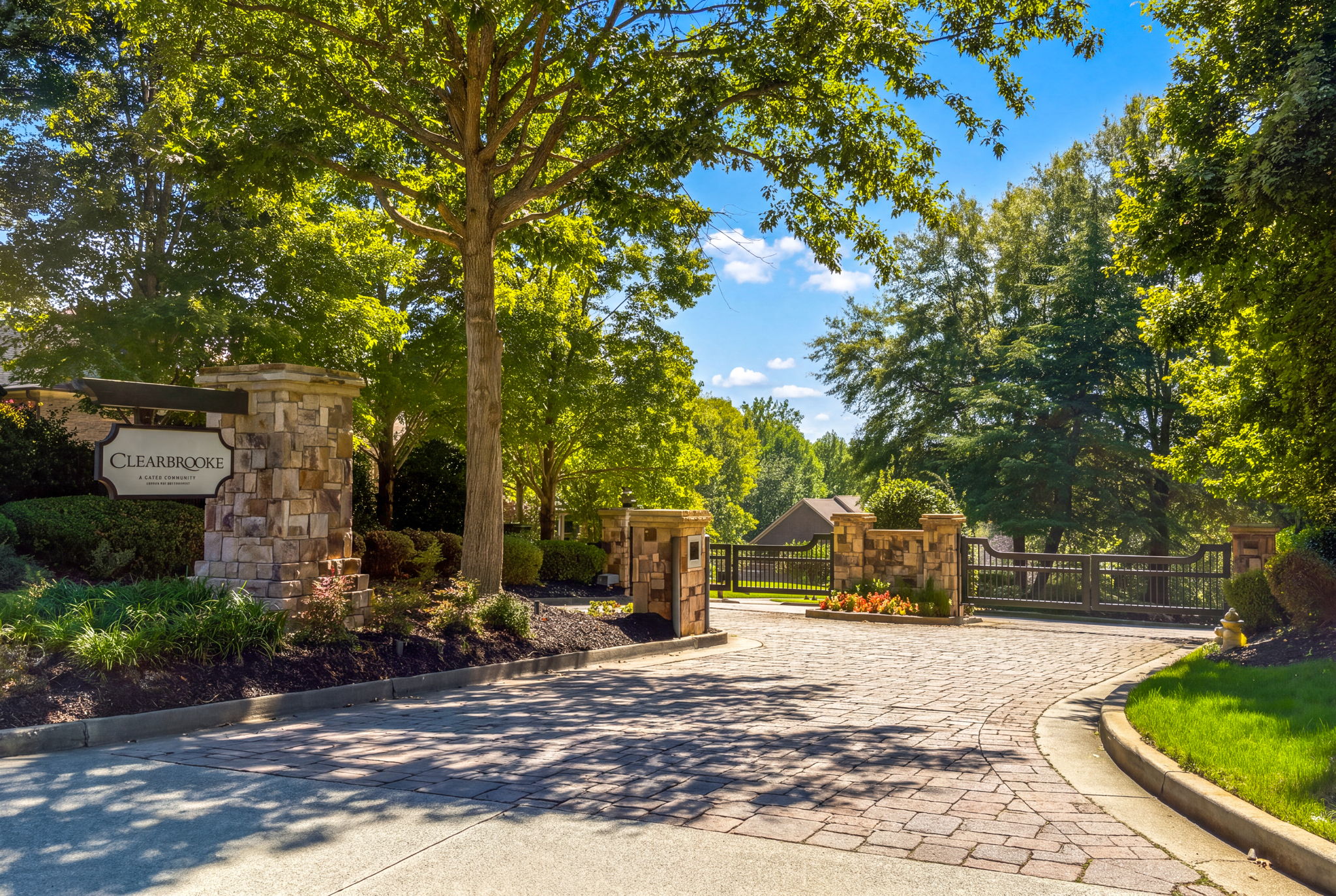  Situated Within the Sought-After, Gated Community of Clearbrooke - 物件實景