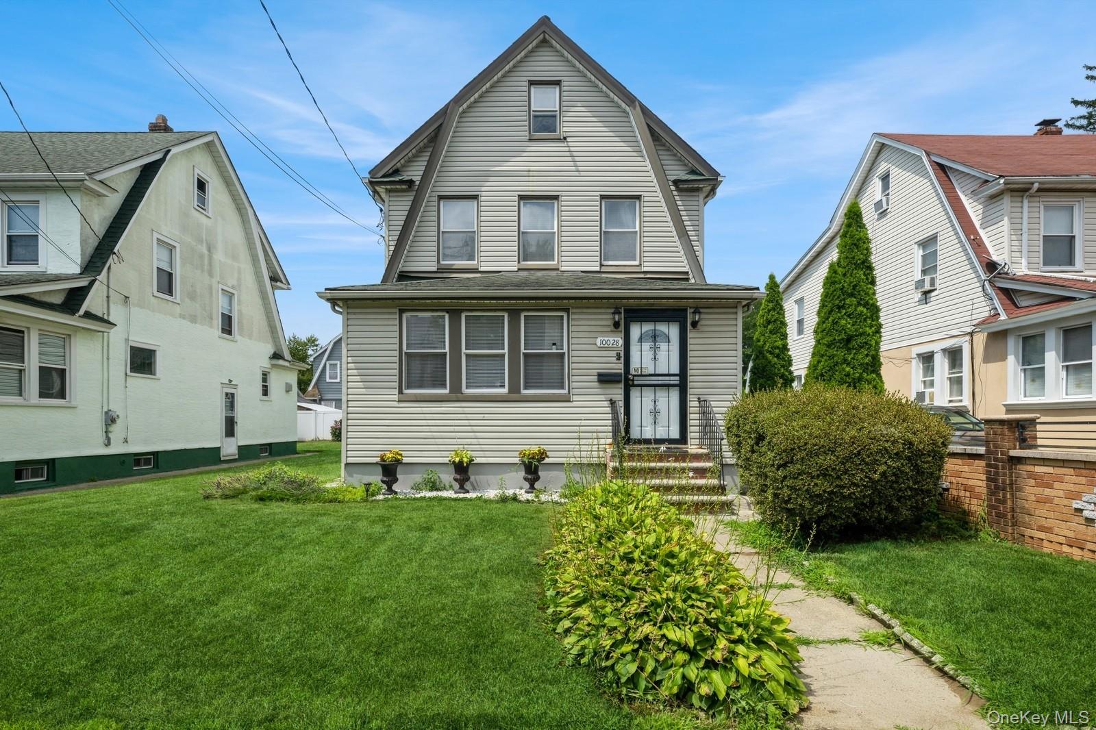 Queens Village, New York, 11429, United States, 3 Bedrooms Bedrooms, ,2 BathroomsBathrooms,Residential,For Sale,1902128