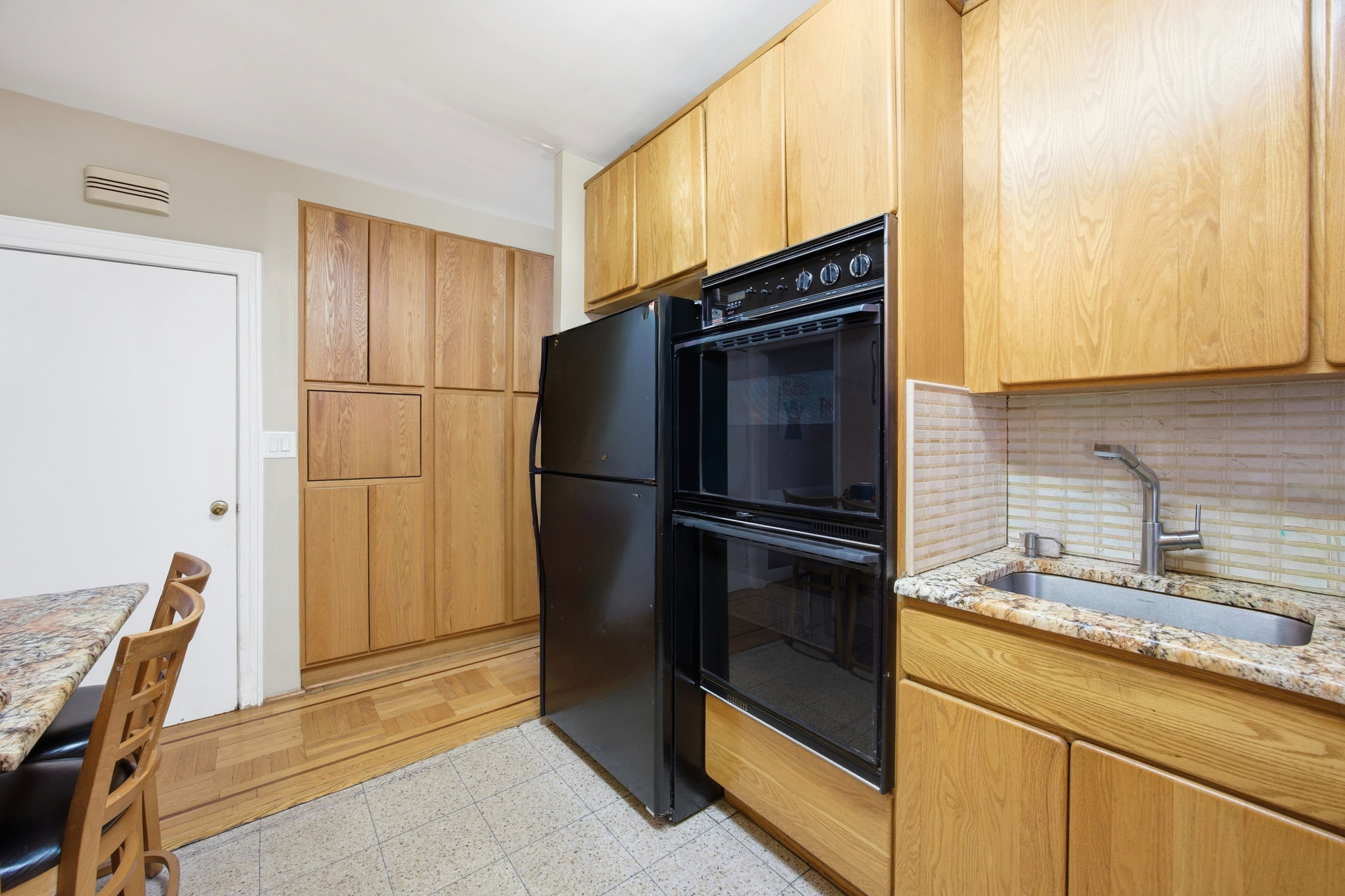  1077 E36th Street - 物件實景