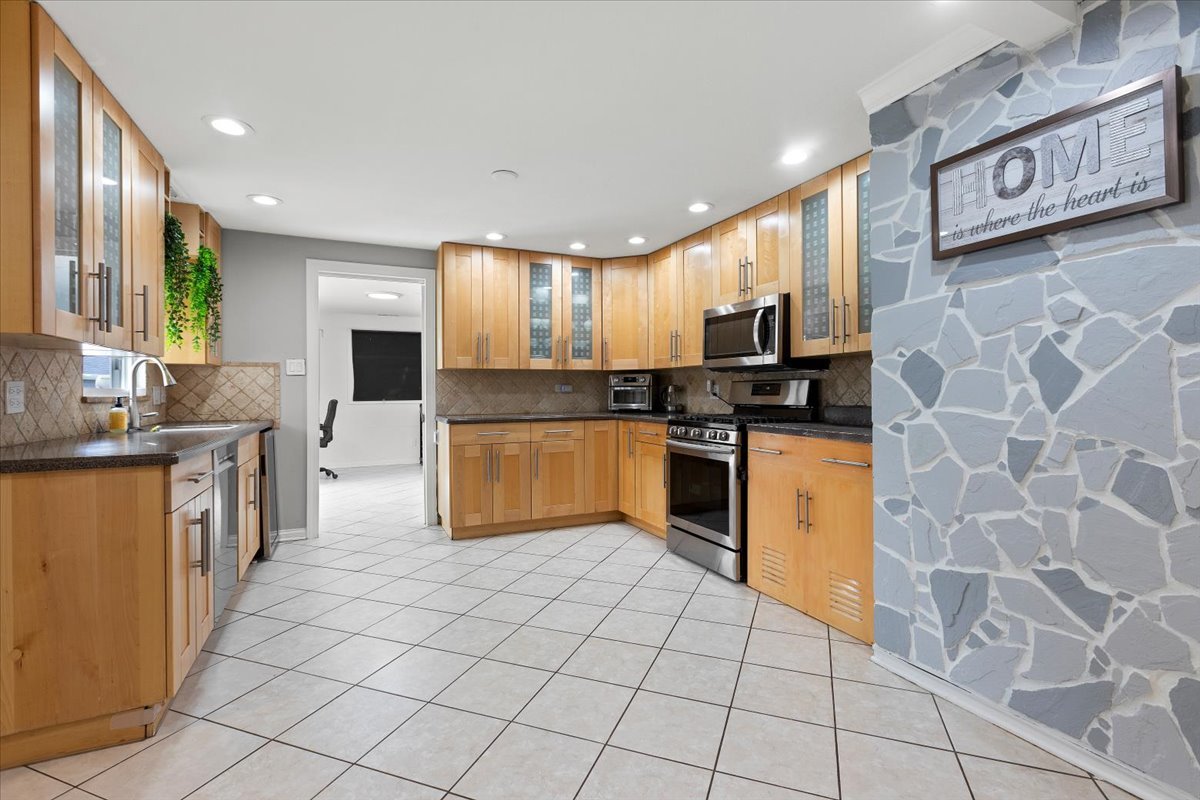 Schaumburg, Illinois, 60193, United States, 4 Bedrooms Bedrooms, ,3 BathroomsBathrooms,Residential,For Sale,1865850