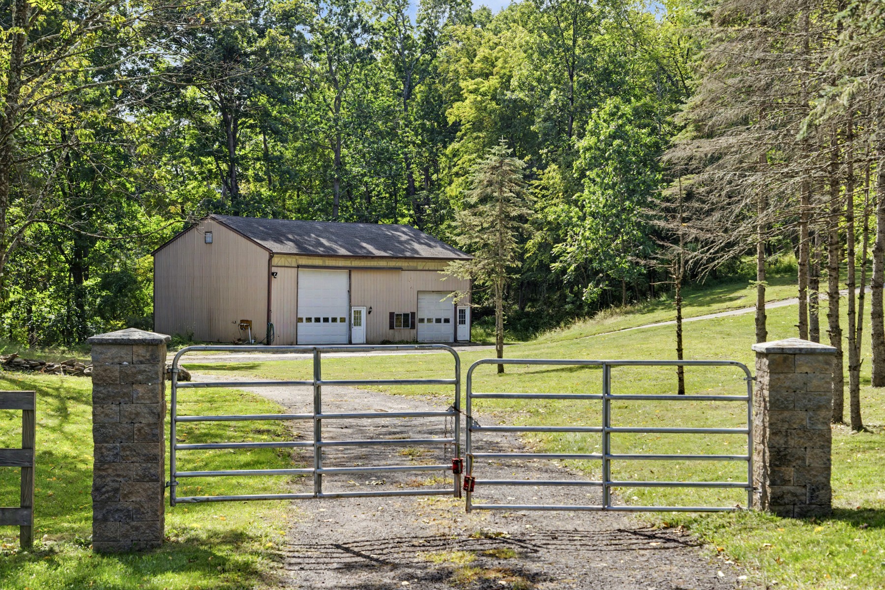  Thoughtfully Improved Ranch Home Tucked Away on 6.3 Private Acres - 物件實景