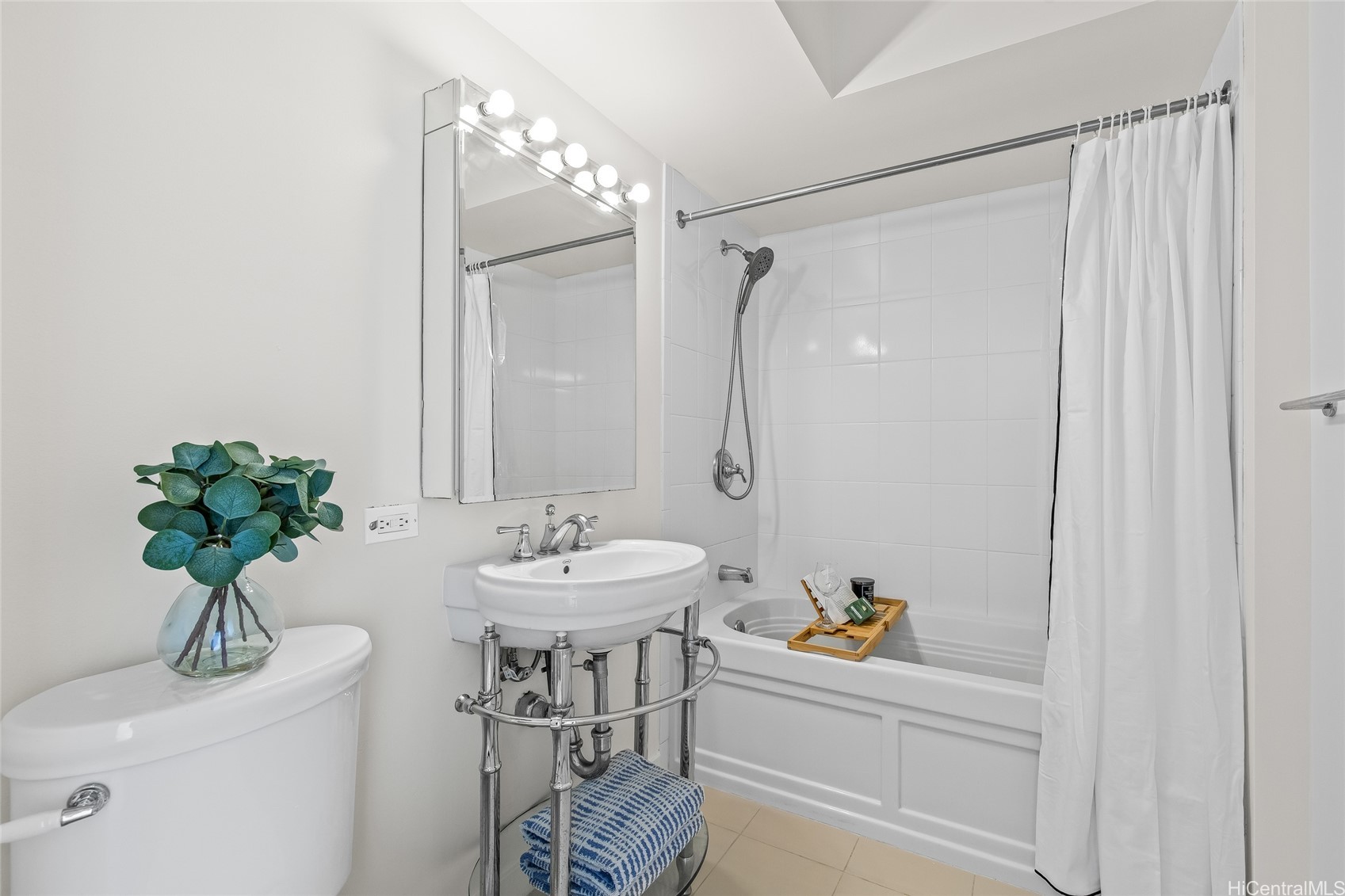 Honolulu, Hawaii, 96814, United States, 2 Bedrooms Bedrooms, ,2 BathroomsBathrooms,Residential,For Sale,2003037