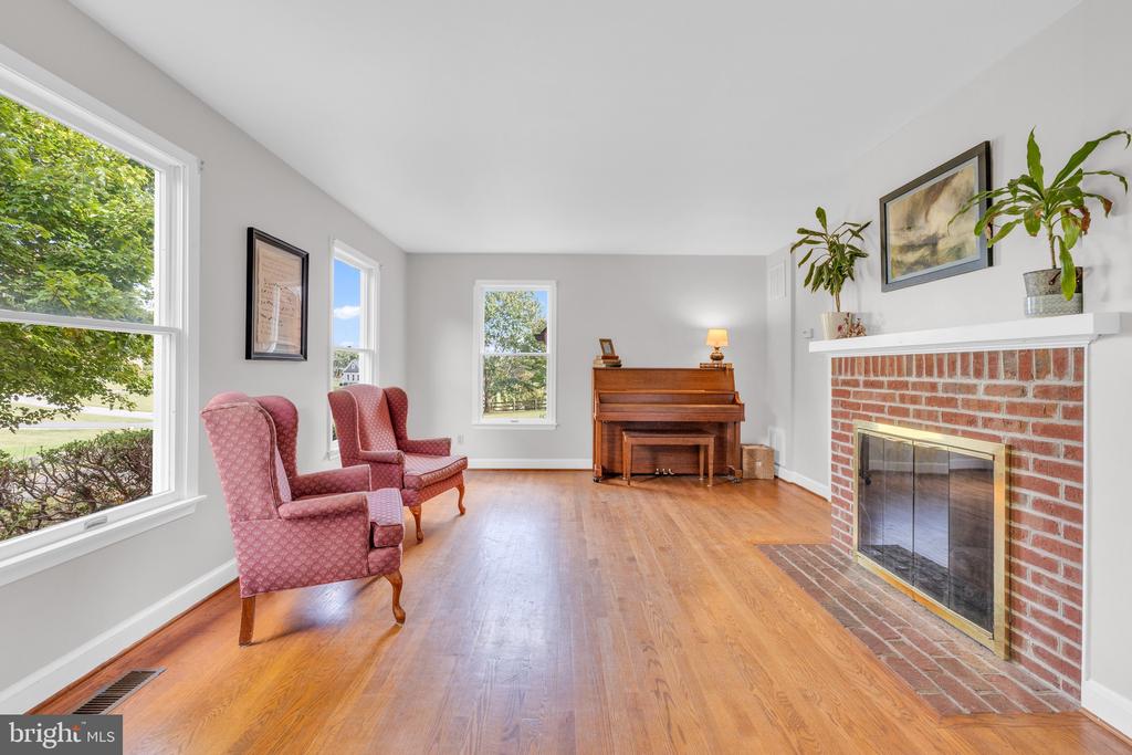 Warrenton, Virginia, 20187, United States, 3 Bedrooms Bedrooms, ,4 BathroomsBathrooms,Residential,For Sale,1977247