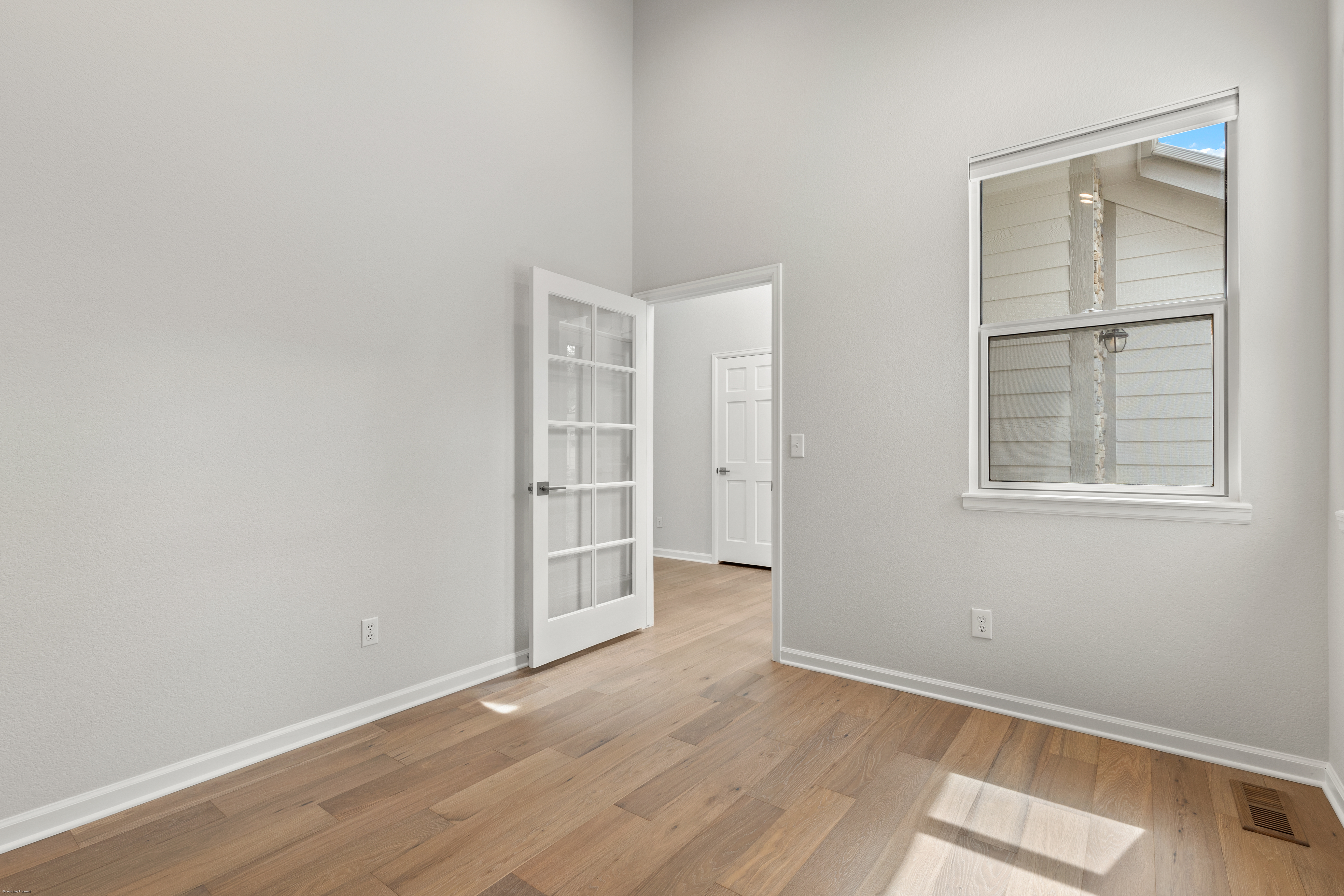  Extensively Renovated Main-Level Living - 物件實景