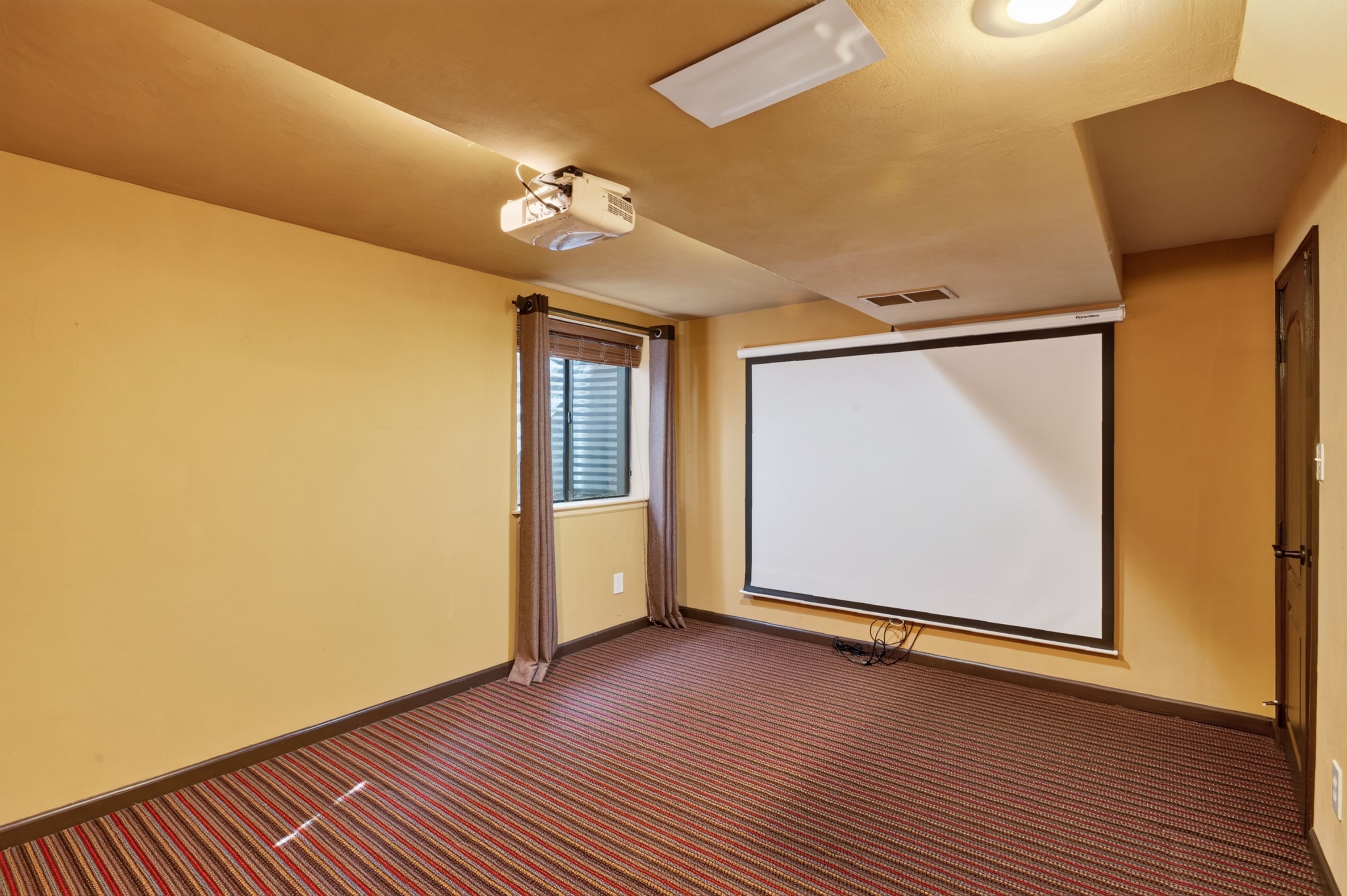  Unique Kitchen & Vaulted Beamed Room Near Cherry Creek State Park Retreat - 物件實景
