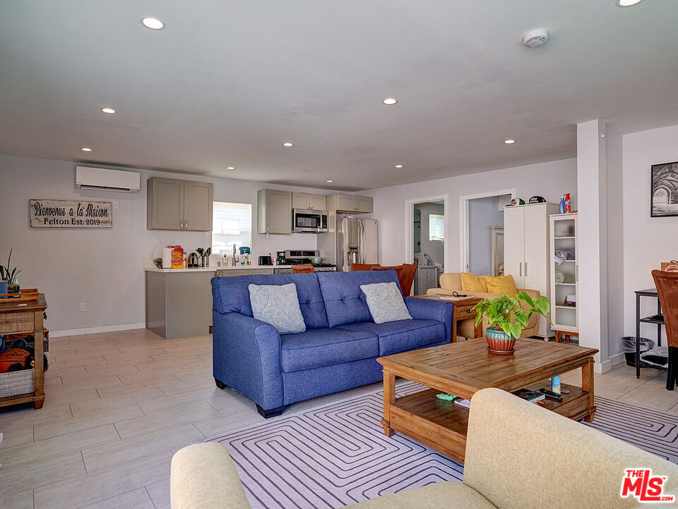 Los Angeles, California, 90019, United States, 4 Bedrooms Bedrooms, ,3 BathroomsBathrooms,Residential,For Sale,1924996
