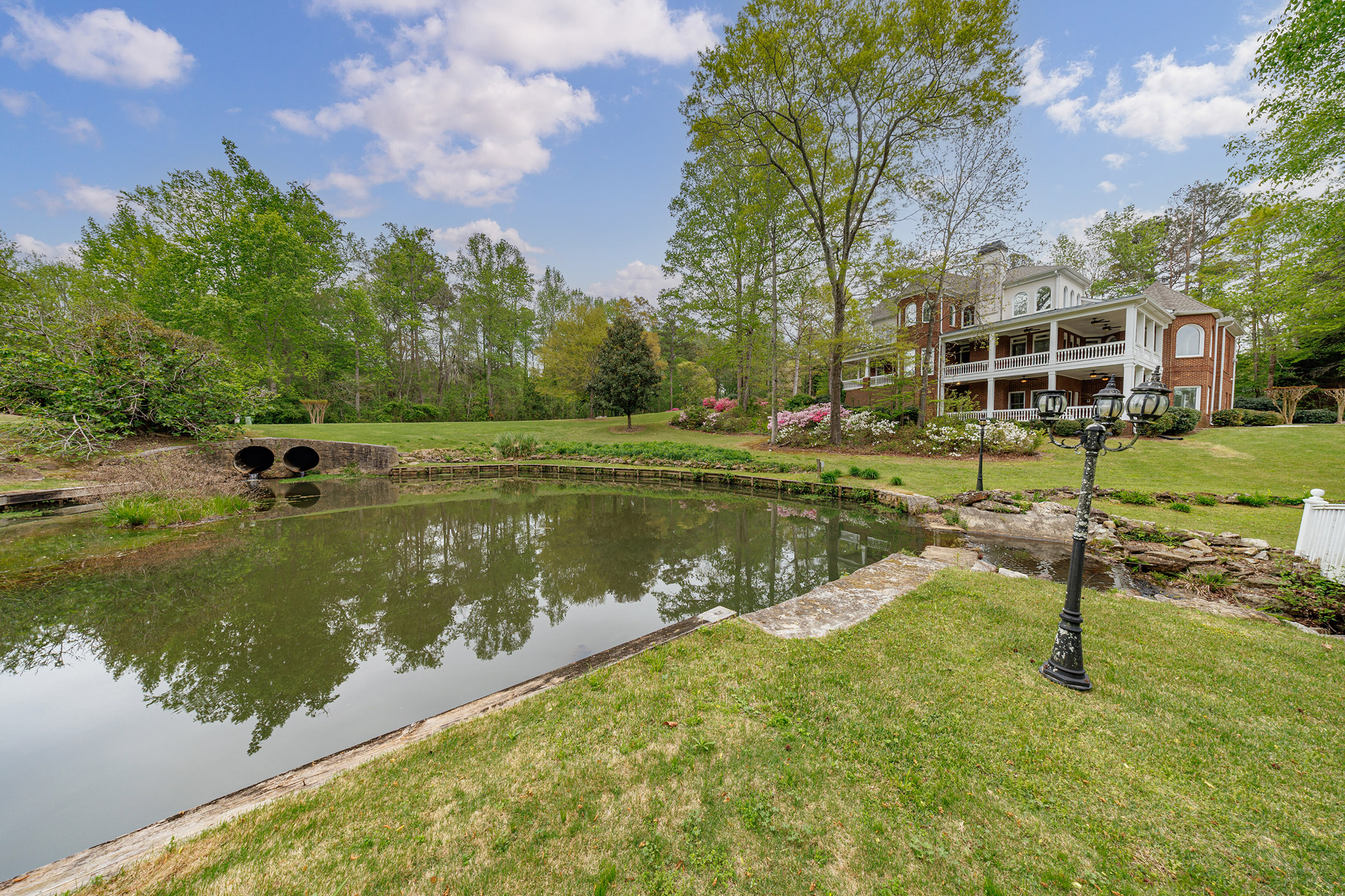  A Rare Opportunity to Own a Developer-Designed Lakefront Estate - 物件實景