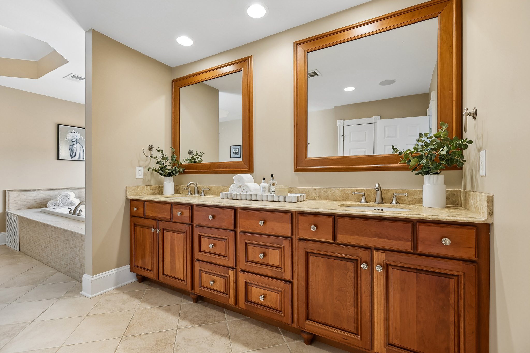 Stunning Belle Mead Estate with Private Theater, Gym, and Designer Finishes - 物件實景