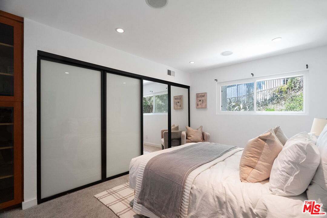 West Hollywood, California, 90069, United States, 2 Bedrooms Bedrooms, ,2 BathroomsBathrooms,Residential,For Sale,1786115