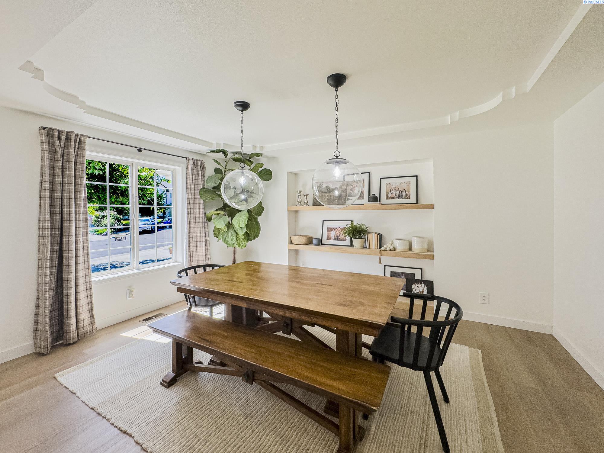 Richland, Washington, 99352, United States, 5 Bedrooms Bedrooms, ,4 BathroomsBathrooms,Residential,For Sale,1927234