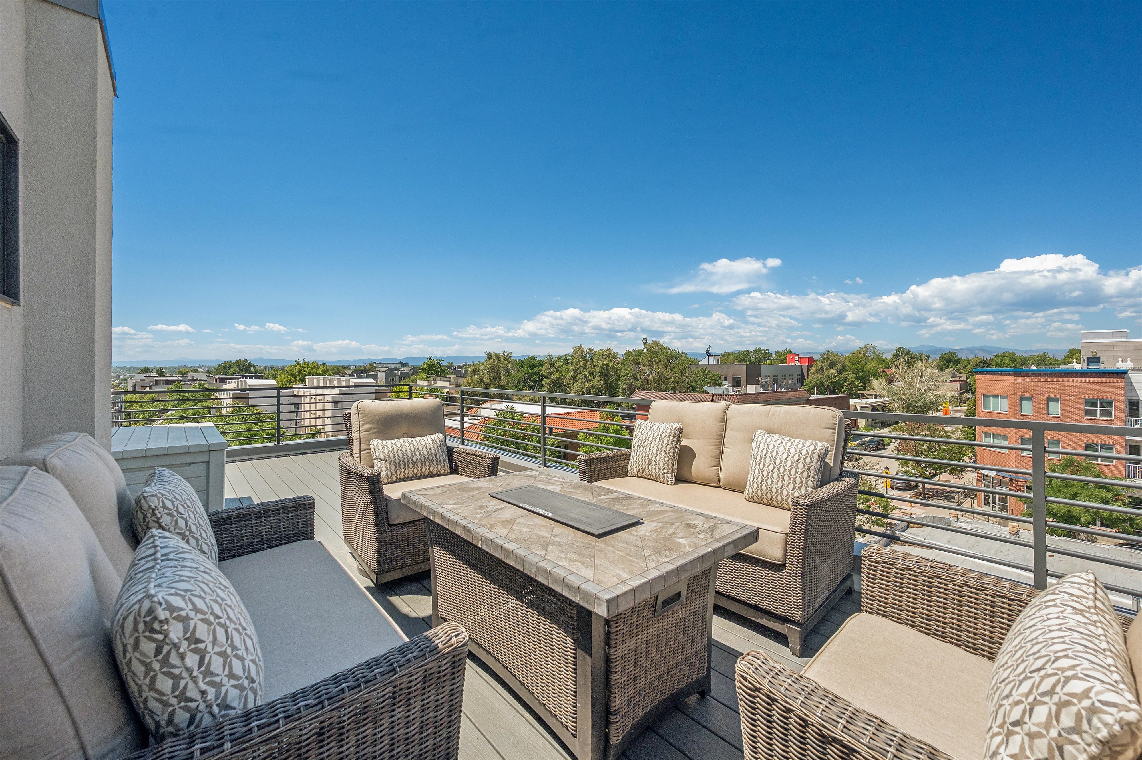  Condo Perched Above Jefferson Park with Rooftop Deck - 物件實景