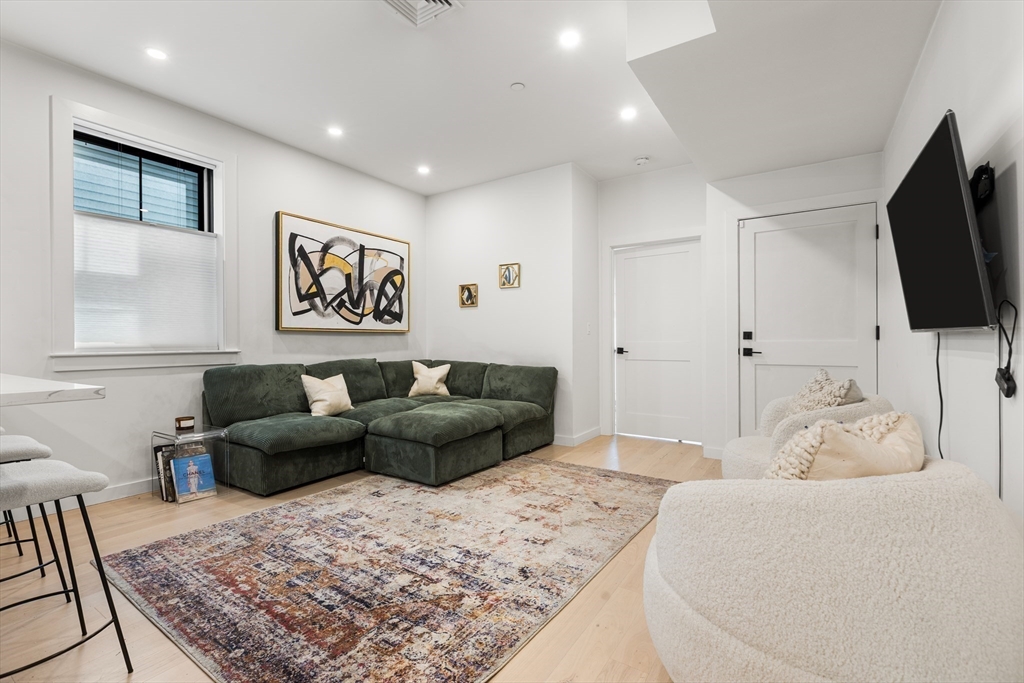 Boston, Massachusetts, 02128, United States, 2 Bedrooms Bedrooms, ,2 BathroomsBathrooms,Residential,For Sale,1940624