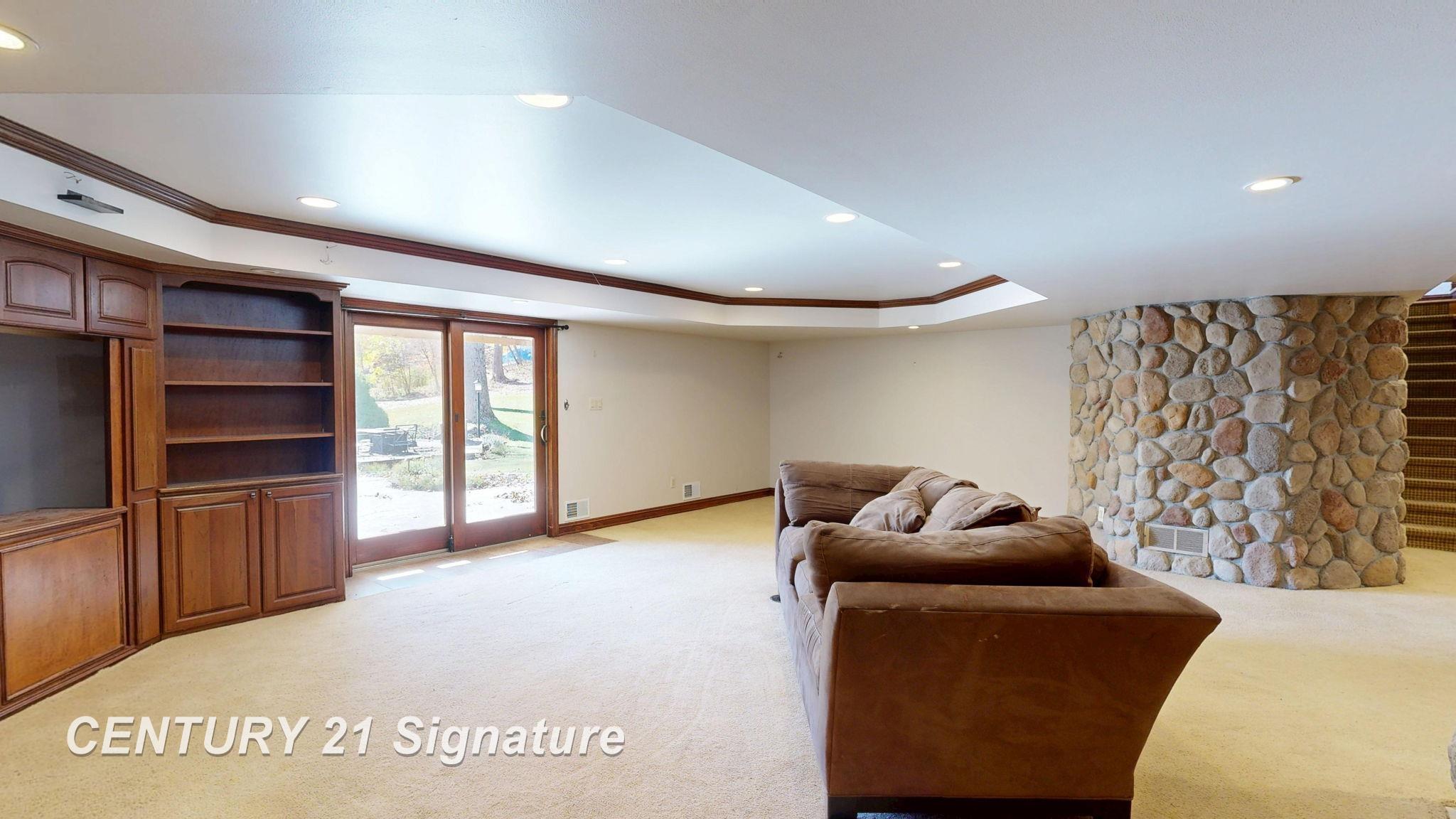 Fenton, Michigan, 48430, United States, 6 Bedrooms Bedrooms, ,4 BathroomsBathrooms,Residential,For Sale,1976063