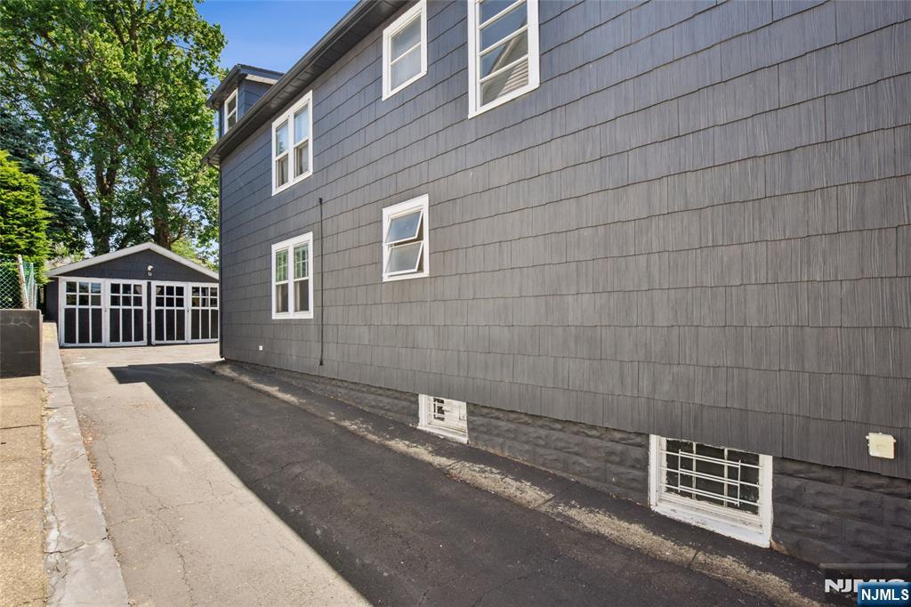Bloomfield, New Jersey, 07003, United States, 4 Bedrooms Bedrooms, ,2 BathroomsBathrooms,Residential,For Sale,1897617