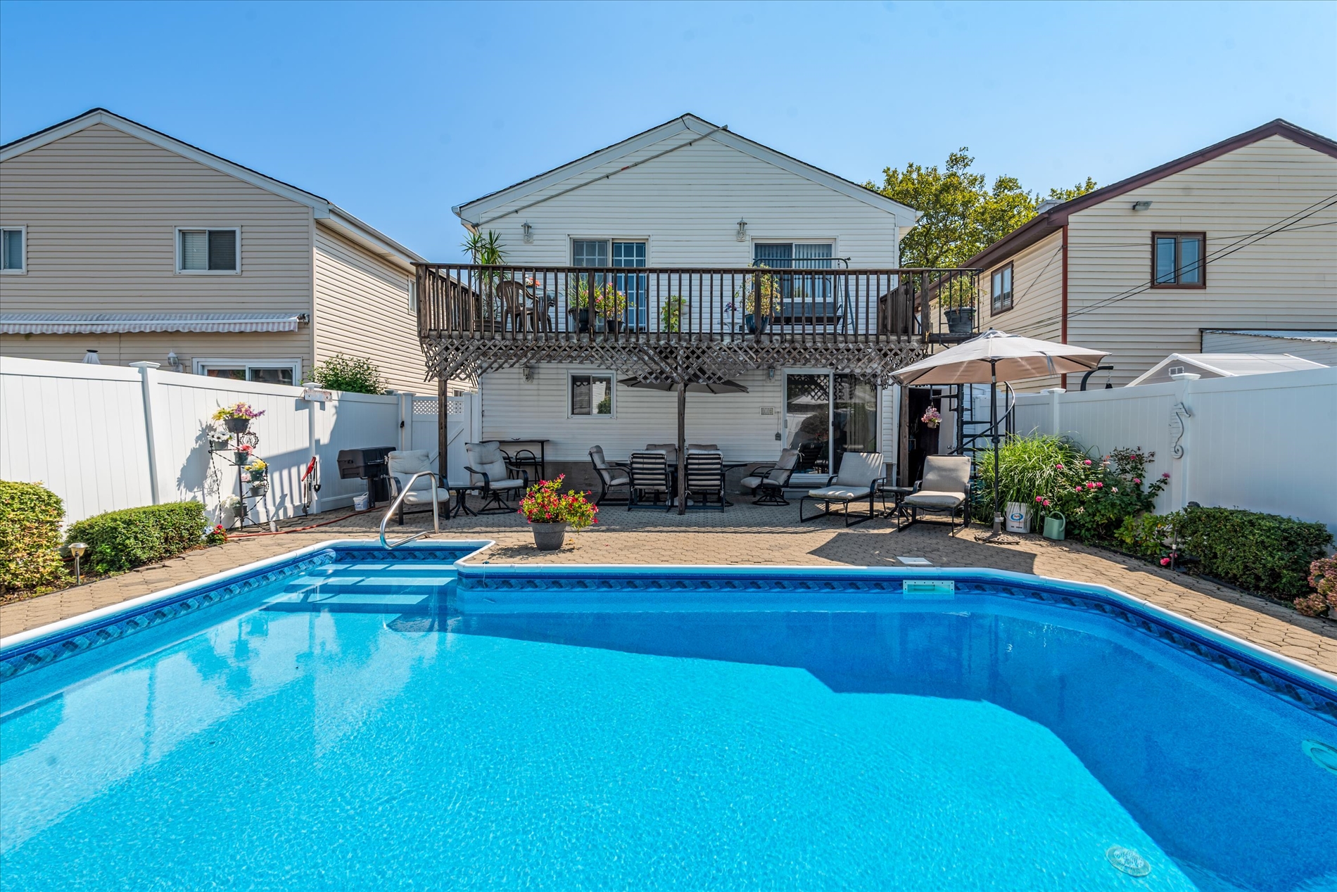 Howard Beach, New York, 11414, United States, 4 Bedrooms Bedrooms, ,2 BathroomsBathrooms,Residential,For Sale,1916184