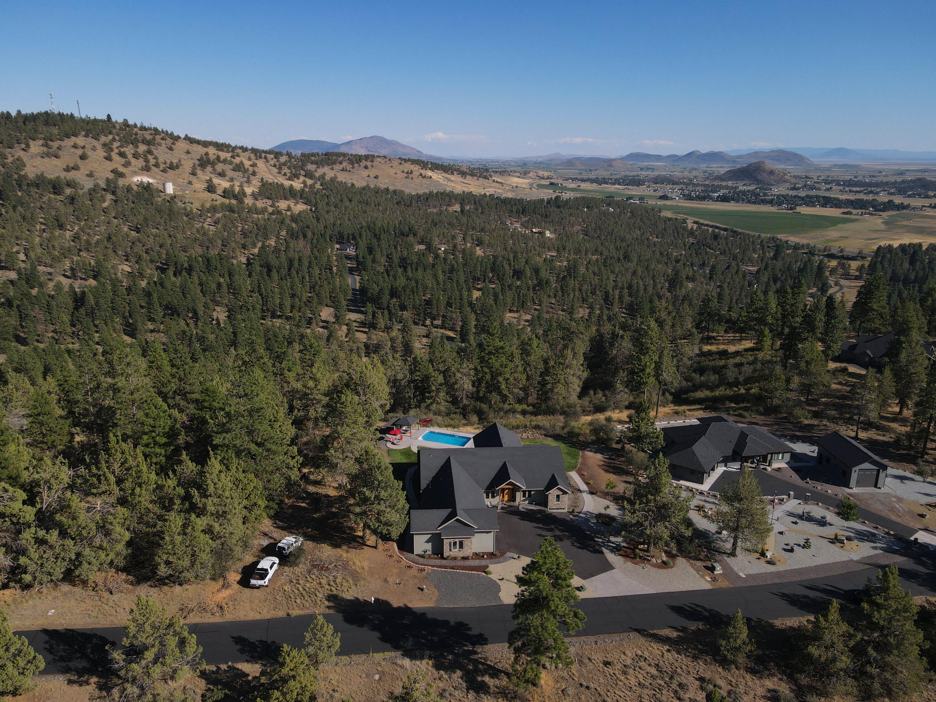 Klamath Falls, Oregon, 97601, United States, 3 Bedrooms Bedrooms, ,4 BathroomsBathrooms,Residential,For Sale,1940970