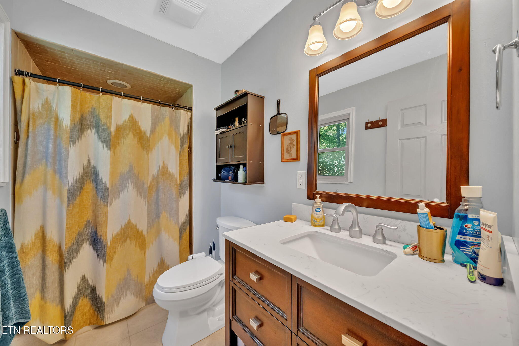 Kingston, Tennessee, 37763, United States, 3 Bedrooms Bedrooms, ,4 BathroomsBathrooms,Residential,For Sale,1964876