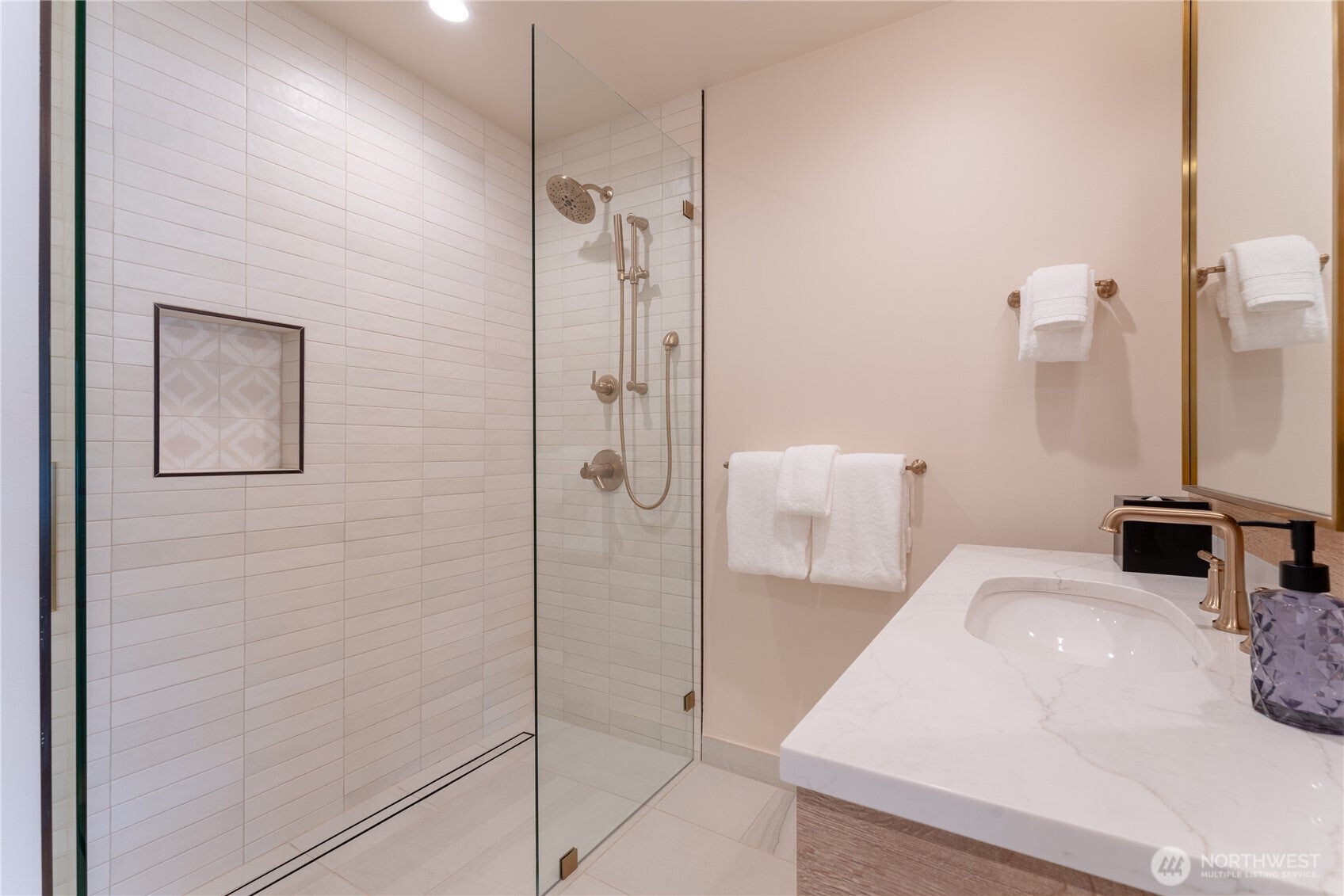 Manson, Washington, 98831, United States, 1 Bedroom Bedrooms, ,2 BathroomsBathrooms,Residential,For Sale,1847546