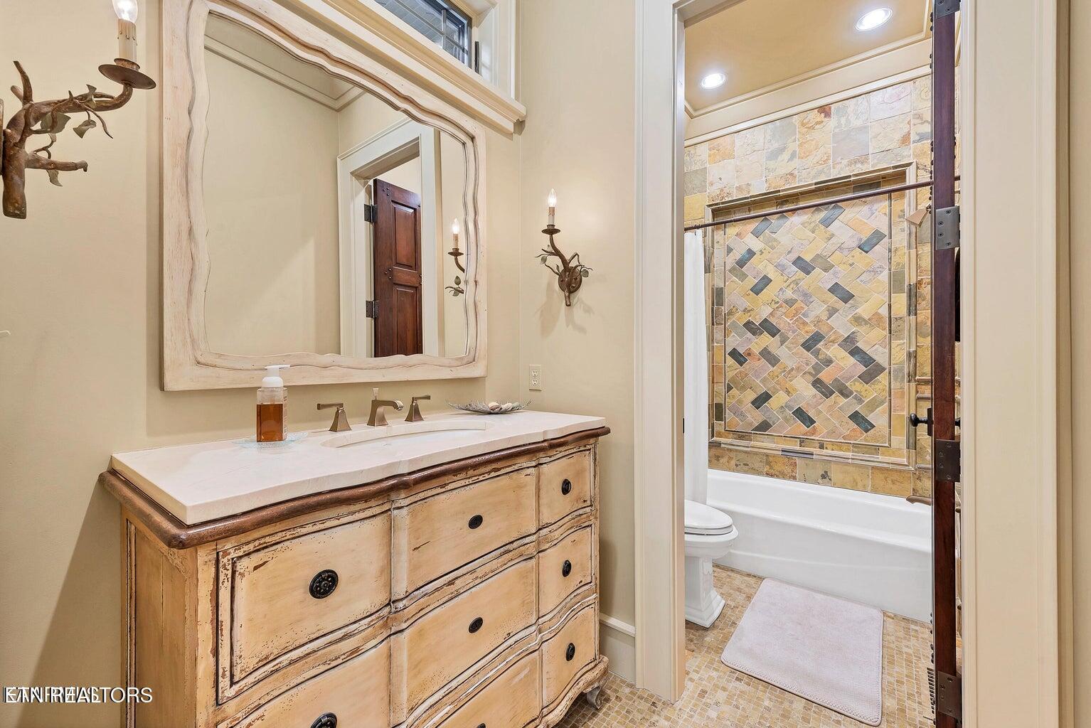 Louisville, Tennessee, 37777, United States, 3 Bedrooms Bedrooms, ,4 BathroomsBathrooms,Residential,For Sale,1821192