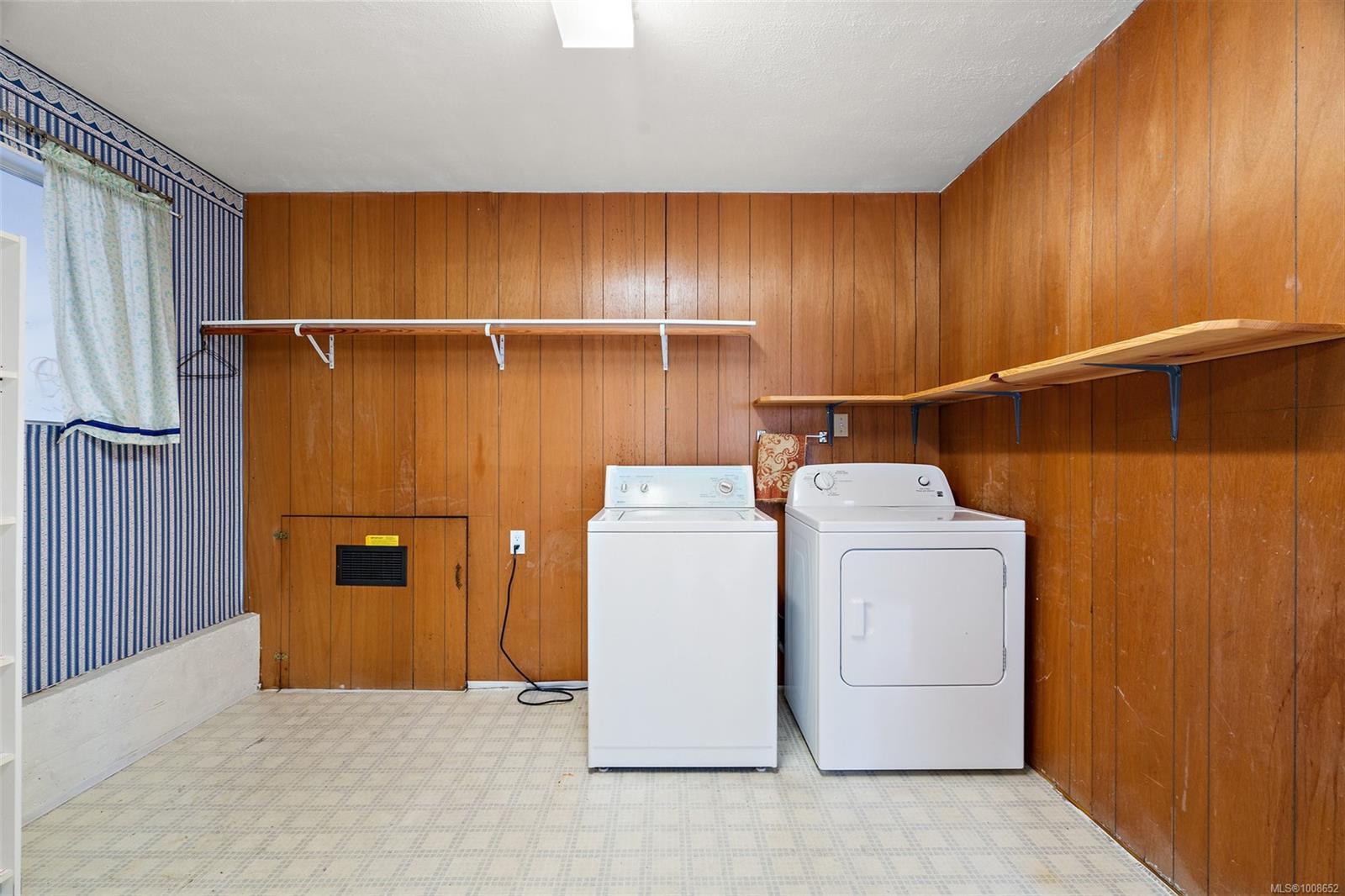 SAANICH, British Columbia, V8N 2E2, CA, 4 Bedrooms Bedrooms, ,Residential,For Sale,1949175