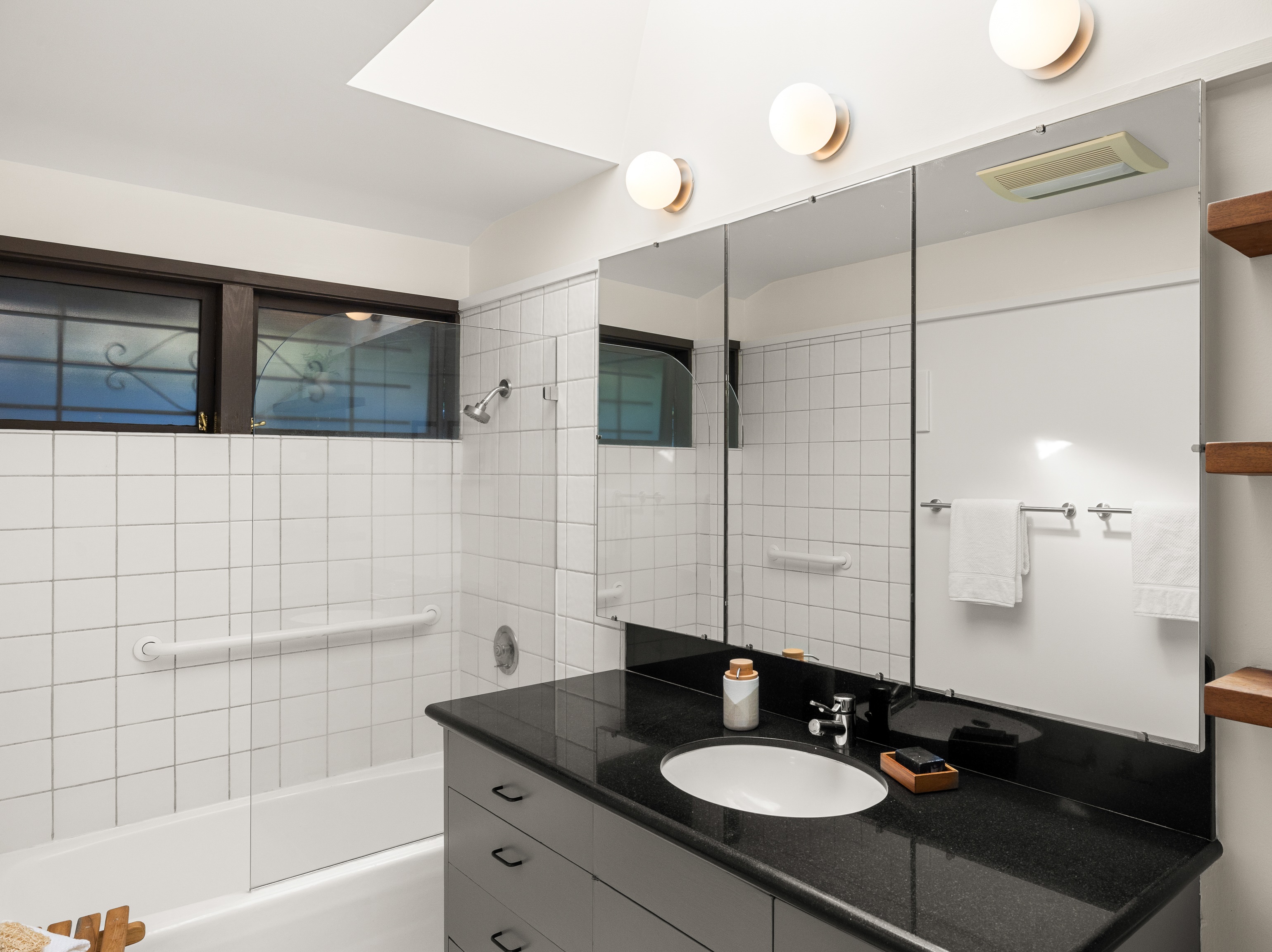  An Architectural Home Framed By Light And Views - 物件實景