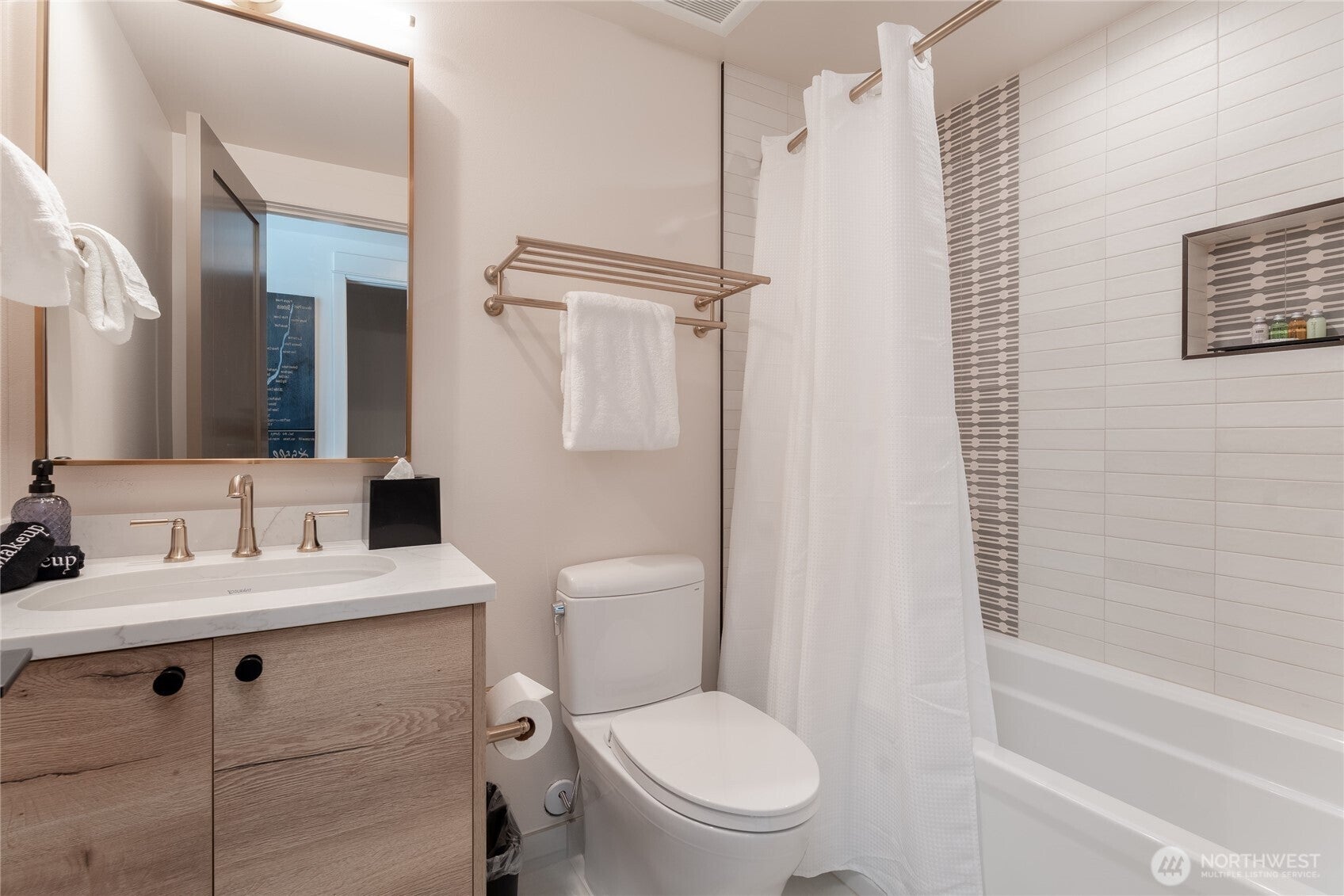 Manson, Washington, 98831, United States, 1 Bedroom Bedrooms, ,1 BathroomBathrooms,Residential,For Sale,1846564