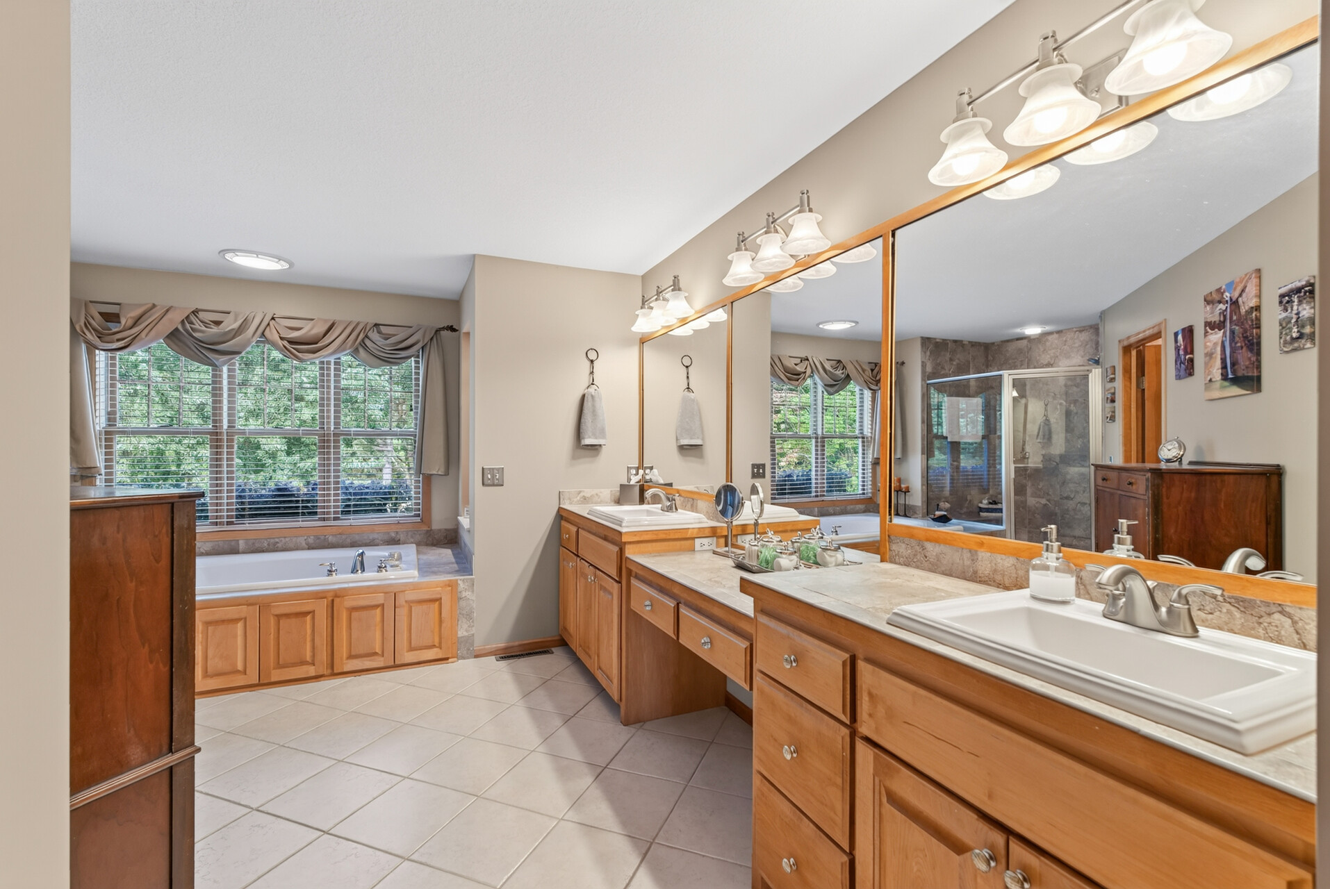  Elegant Fox Ridge Retreat with Exceptional Entertaining Spaces - 物件實景